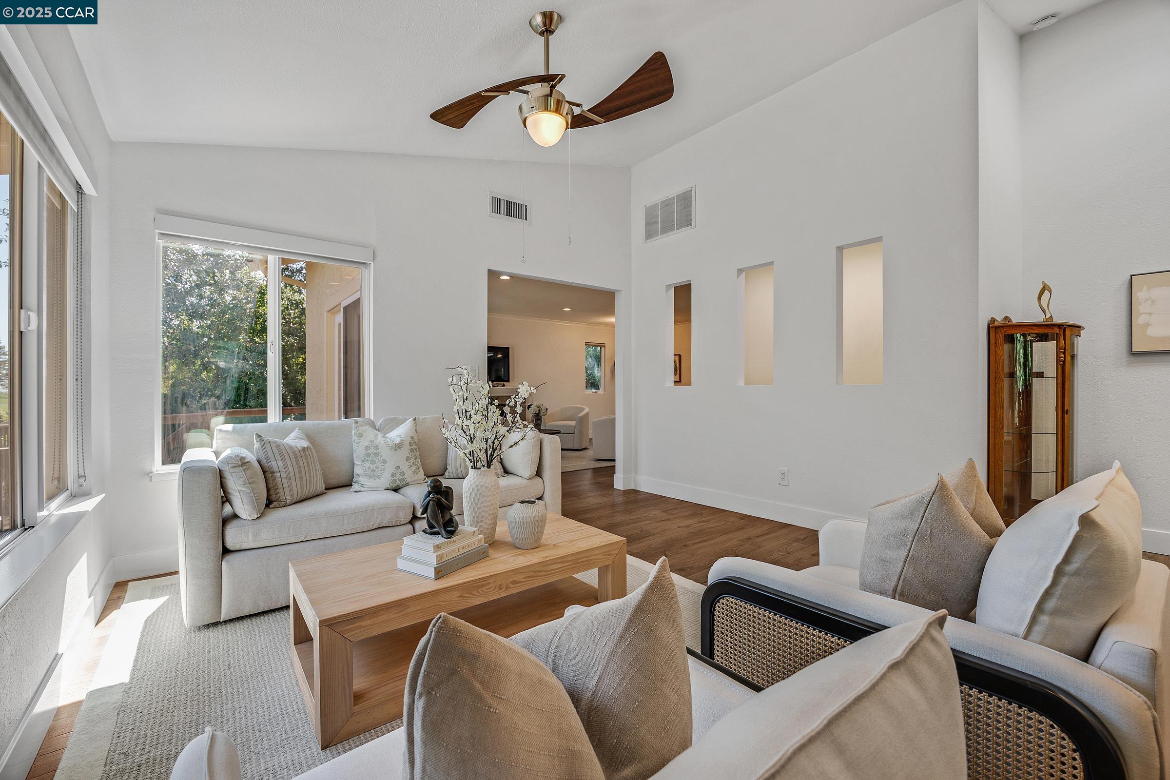 Detail Gallery Image 11 of 38 For 14 Saint Louis Ln, Pleasant Hill,  CA 94523 - 3 Beds | 2/1 Baths