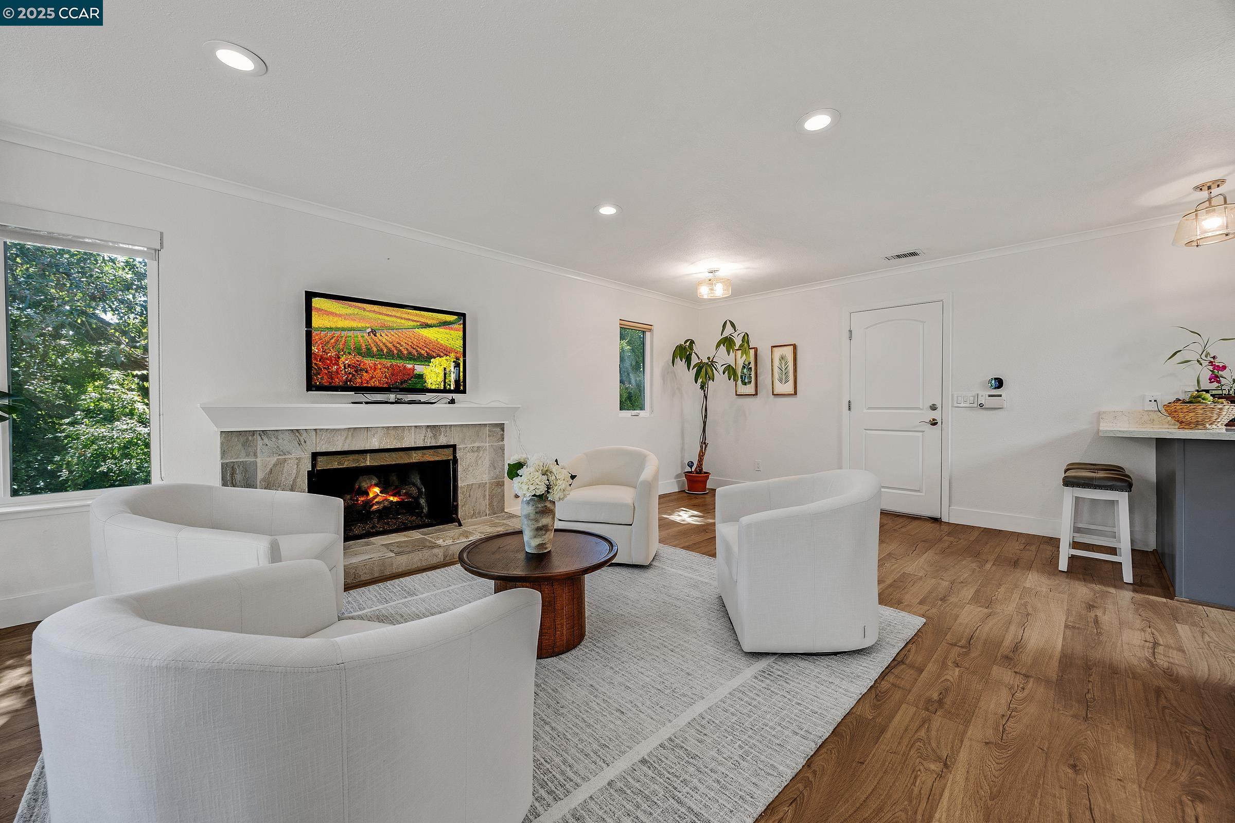 Detail Gallery Image 14 of 38 For 14 Saint Louis Ln, Pleasant Hill,  CA 94523 - 3 Beds | 2/1 Baths