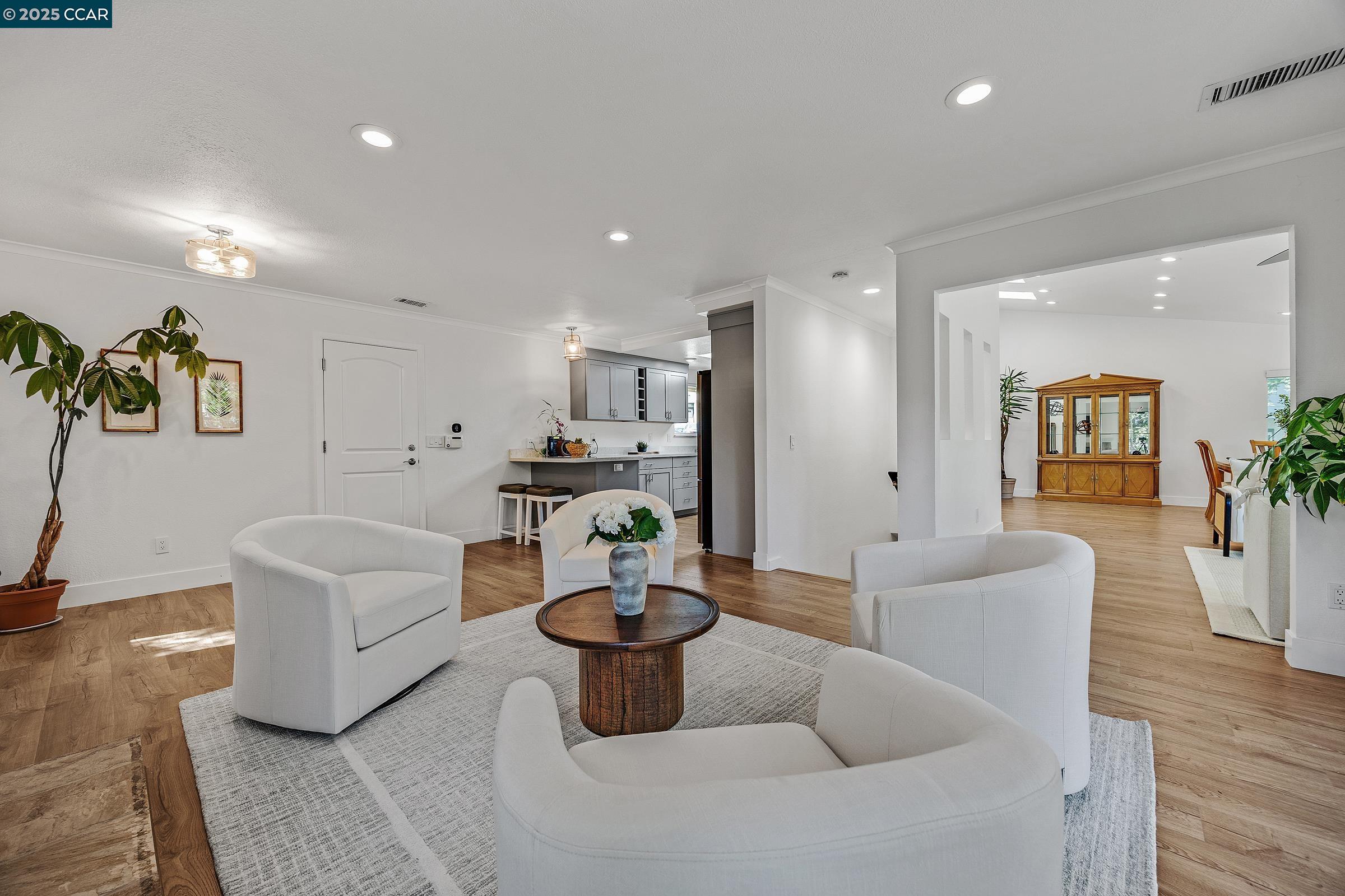 Detail Gallery Image 15 of 38 For 14 Saint Louis Ln, Pleasant Hill,  CA 94523 - 3 Beds | 2/1 Baths
