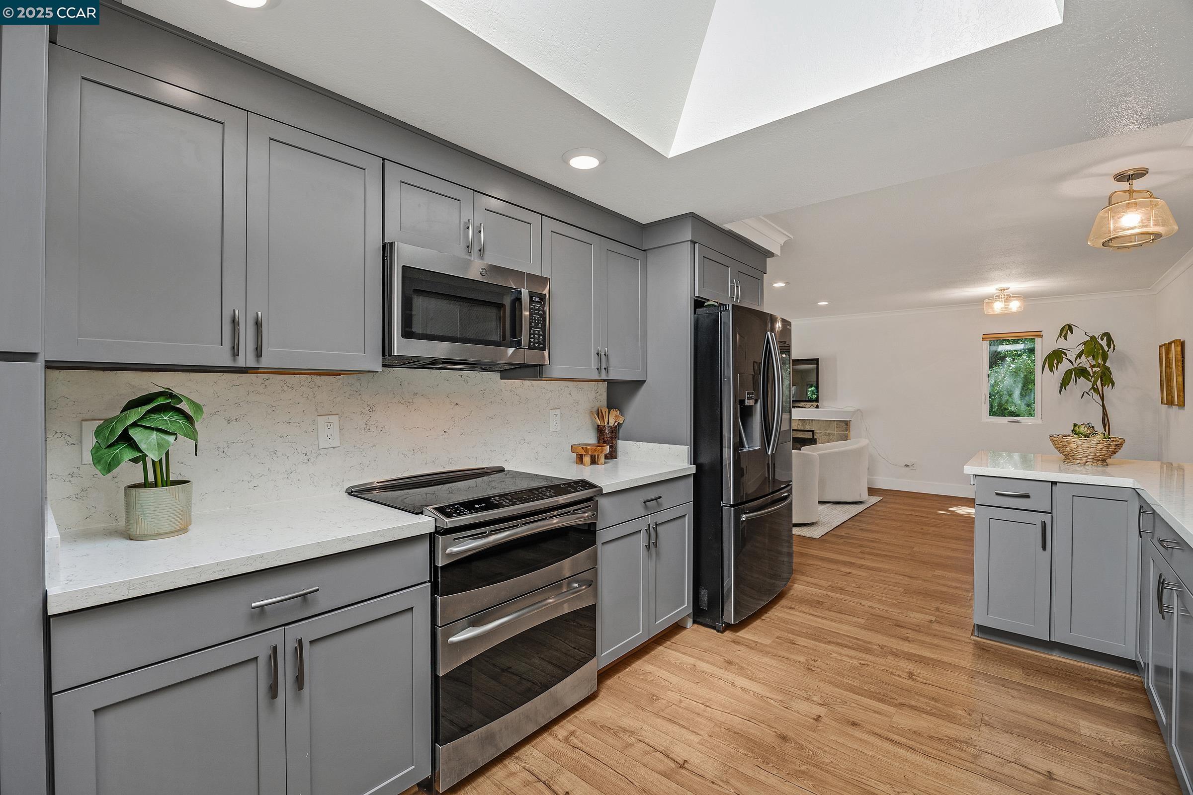 Detail Gallery Image 3 of 38 For 14 Saint Louis Ln, Pleasant Hill,  CA 94523 - 3 Beds | 2/1 Baths