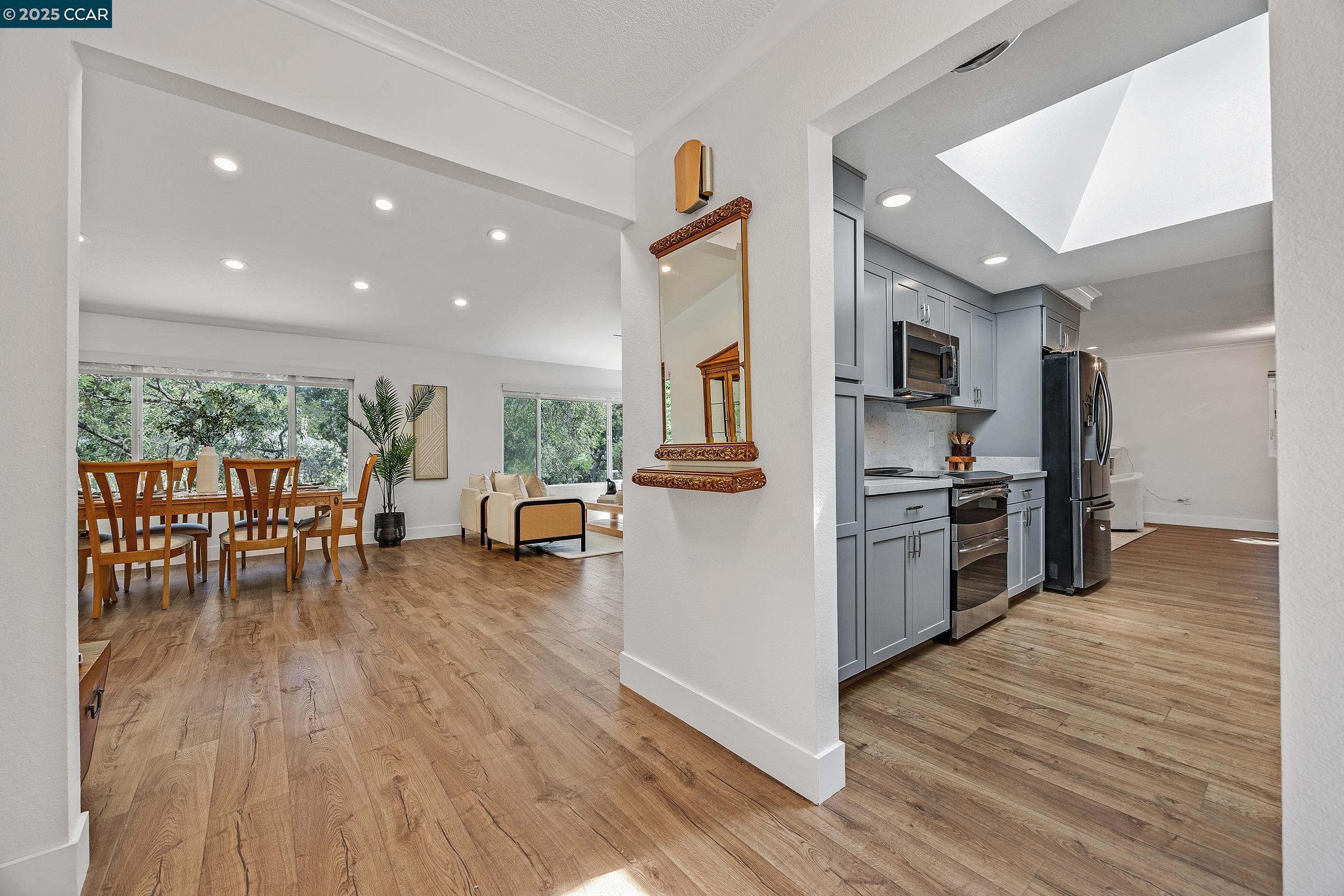 Detail Gallery Image 4 of 38 For 14 Saint Louis Ln, Pleasant Hill,  CA 94523 - 3 Beds | 2/1 Baths