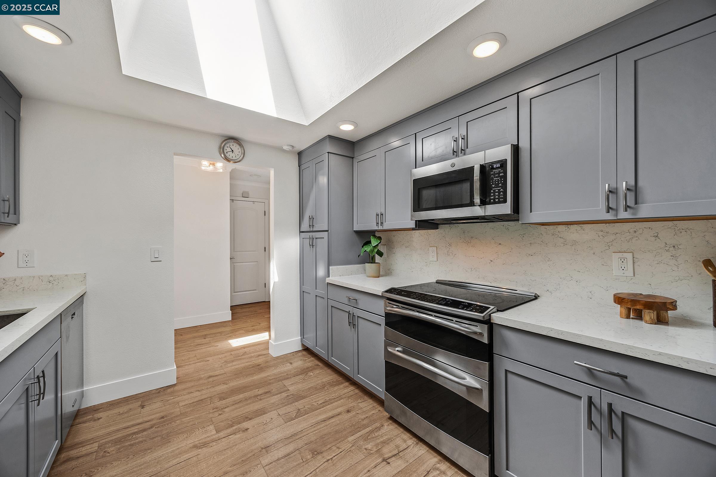 Detail Gallery Image 6 of 38 For 14 Saint Louis Ln, Pleasant Hill,  CA 94523 - 3 Beds | 2/1 Baths