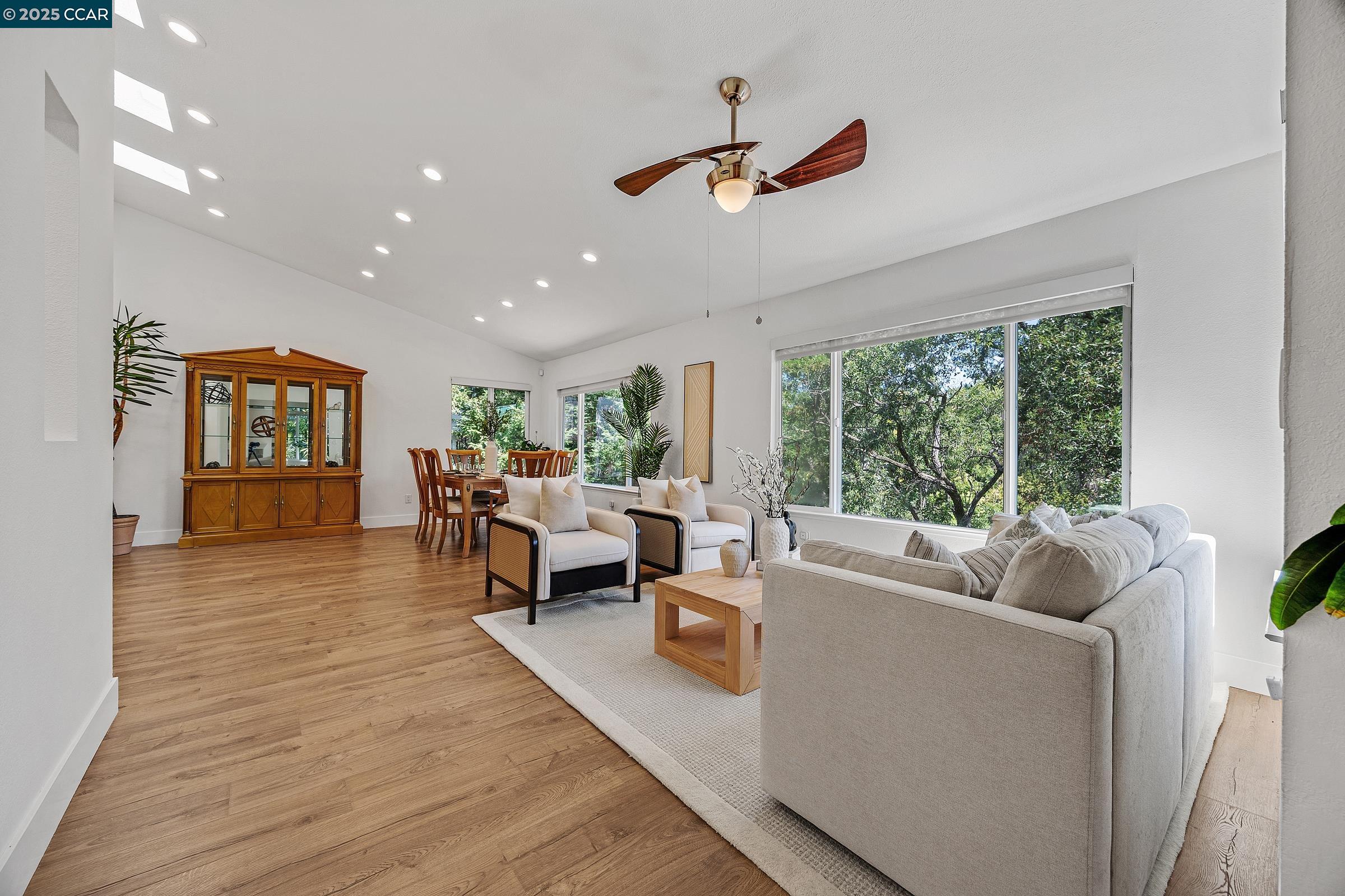 Detail Gallery Image 10 of 38 For 14 Saint Louis Ln, Pleasant Hill,  CA 94523 - 3 Beds | 2/1 Baths