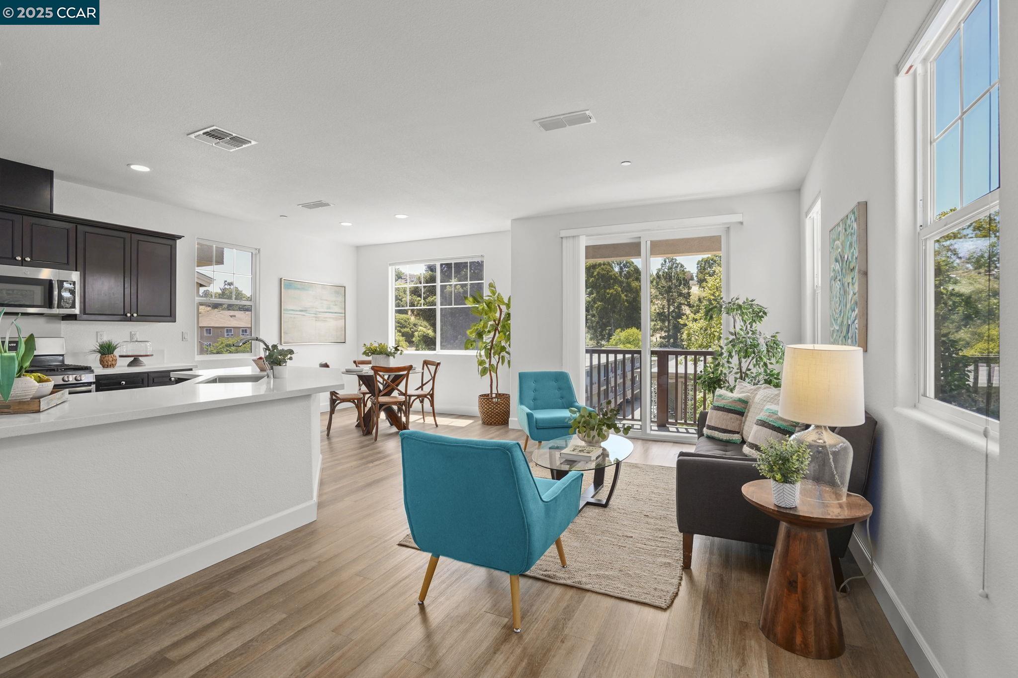 Detail Gallery Image 4 of 31 For 435 Colina Way, El Sobrante,  CA 94803 - 4 Beds | 3/1 Baths