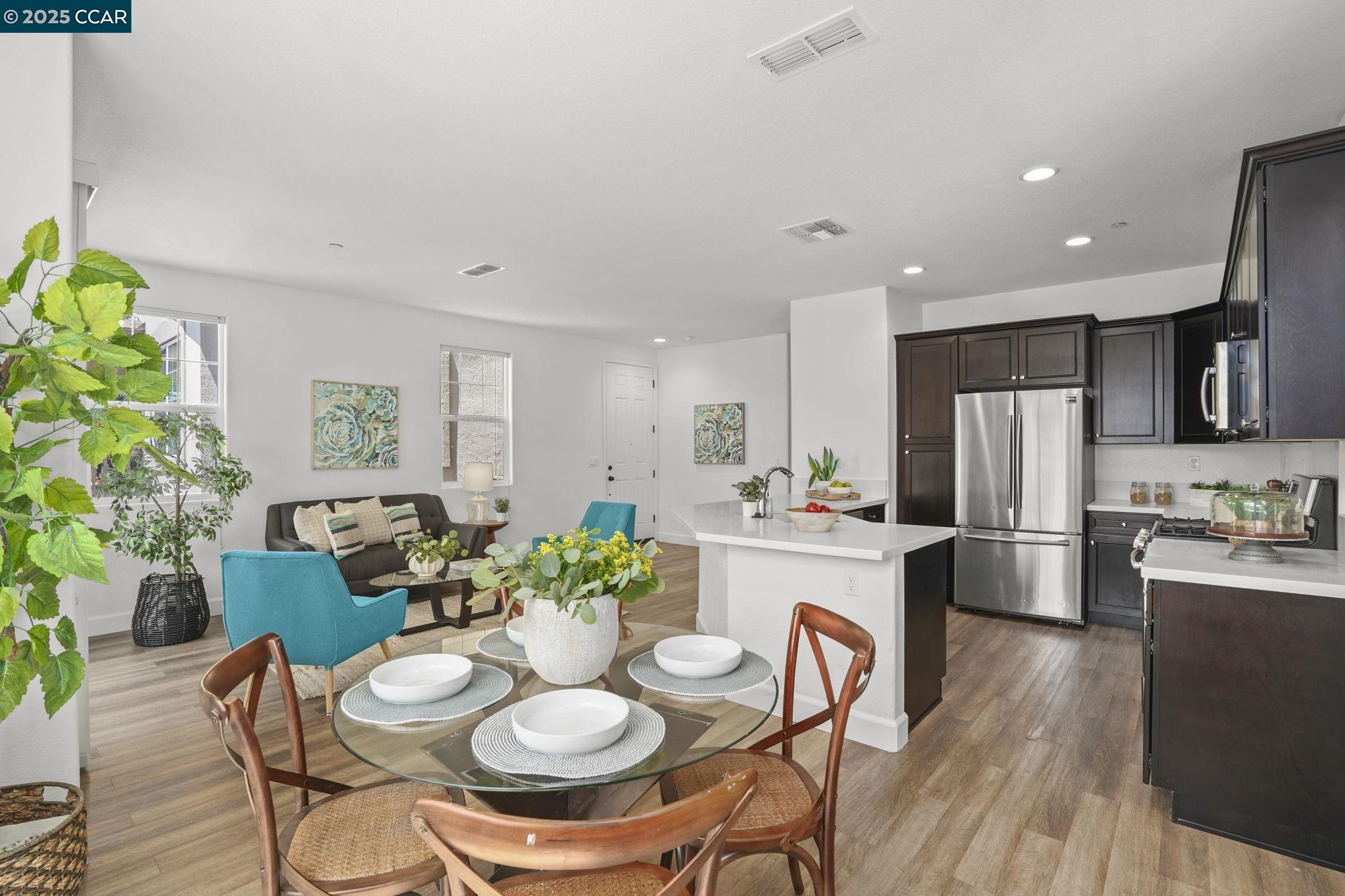 Detail Gallery Image 5 of 31 For 435 Colina Way, El Sobrante,  CA 94803 - 4 Beds | 3/1 Baths