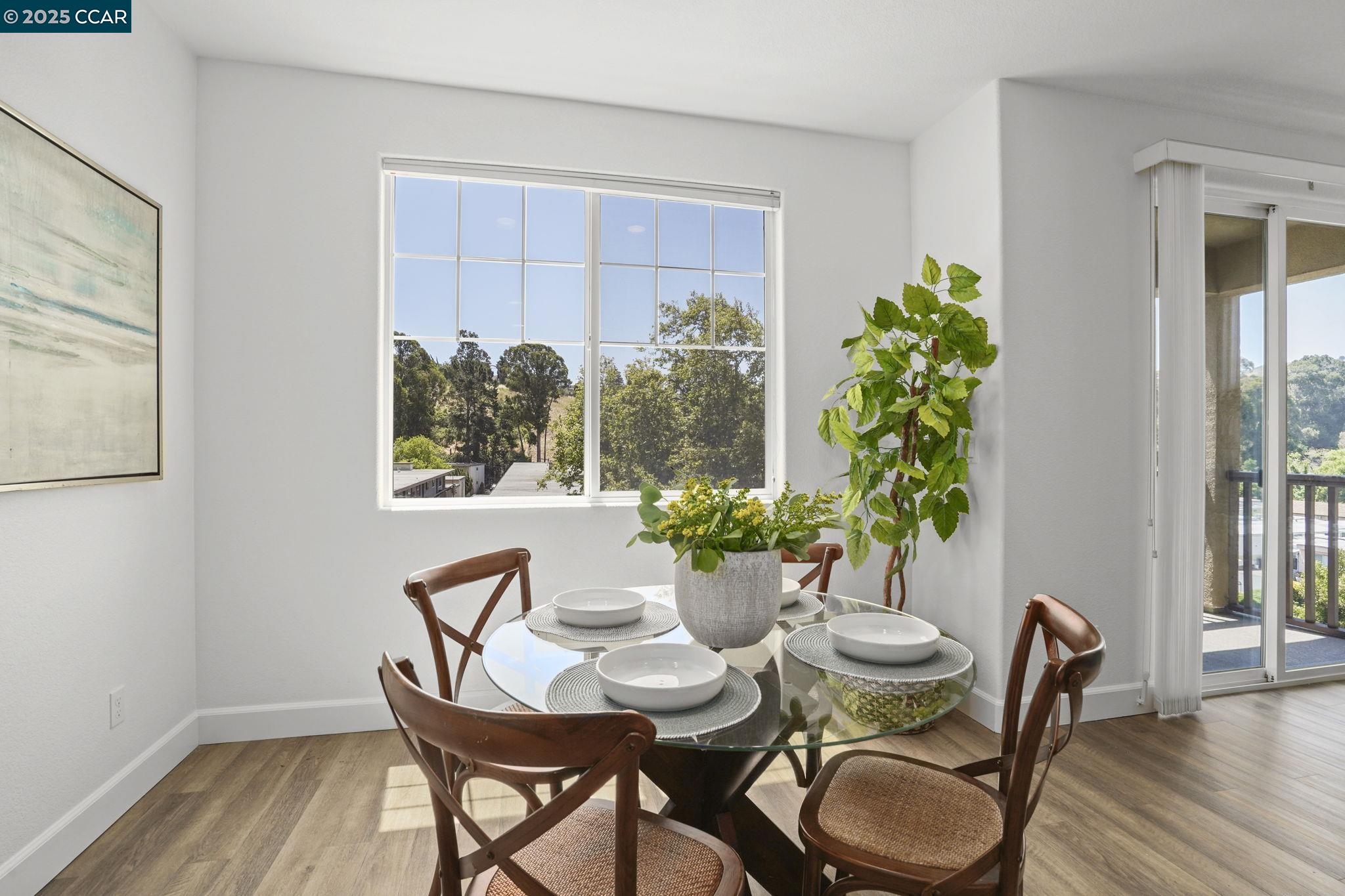 Detail Gallery Image 6 of 31 For 435 Colina Way, El Sobrante,  CA 94803 - 4 Beds | 3/1 Baths