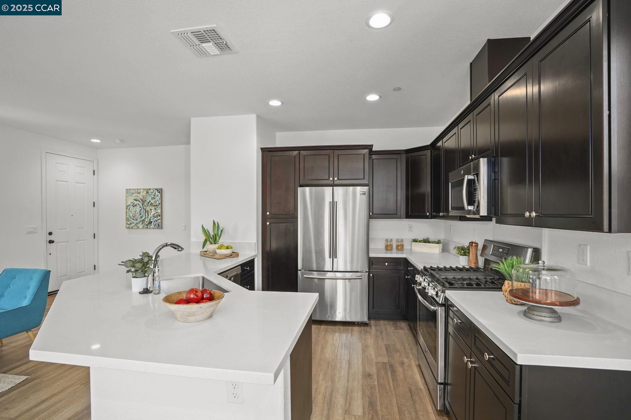 Detail Gallery Image 8 of 31 For 435 Colina Way, El Sobrante,  CA 94803 - 4 Beds | 3/1 Baths
