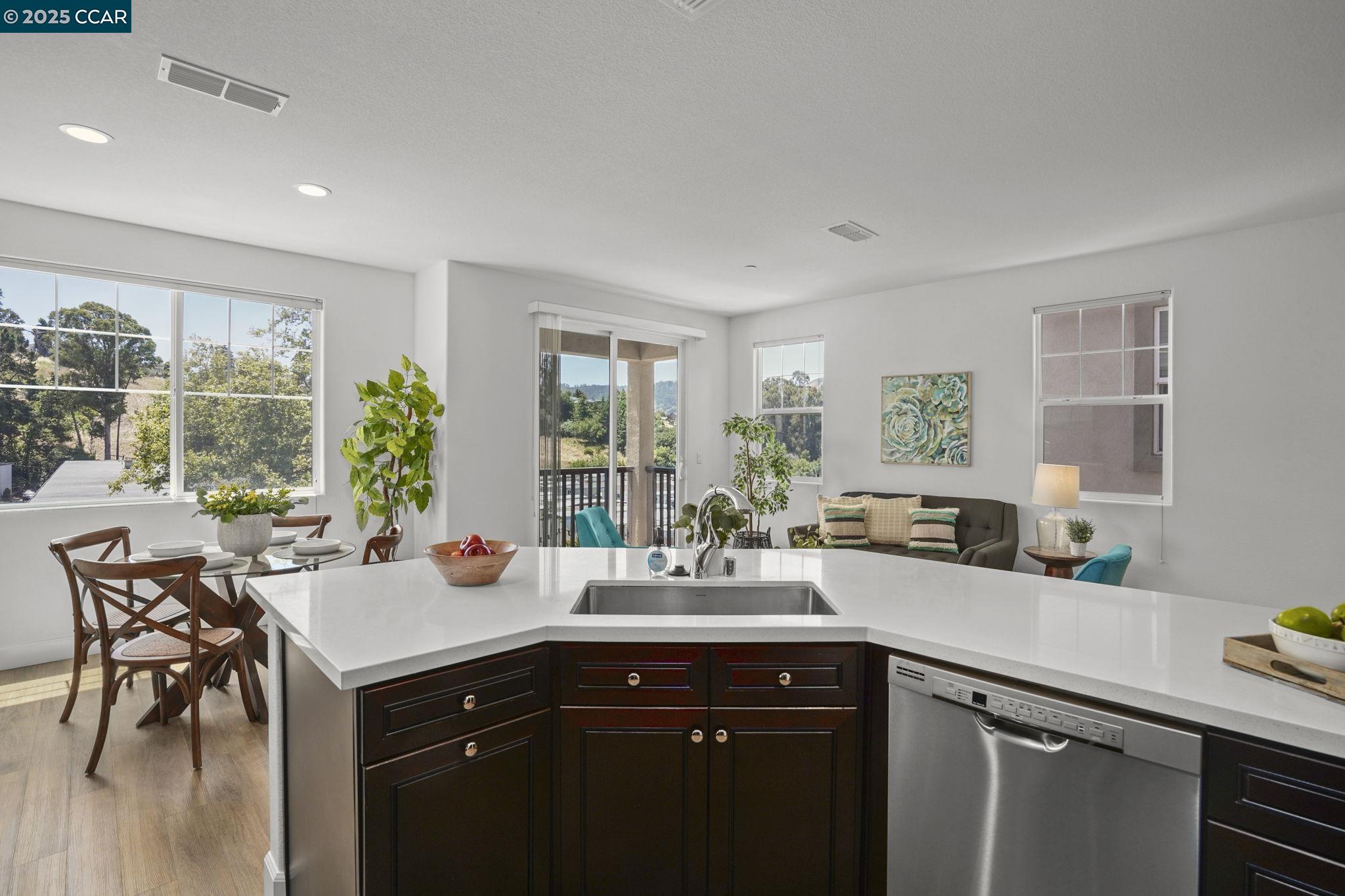 Detail Gallery Image 10 of 31 For 435 Colina Way, El Sobrante,  CA 94803 - 4 Beds | 3/1 Baths