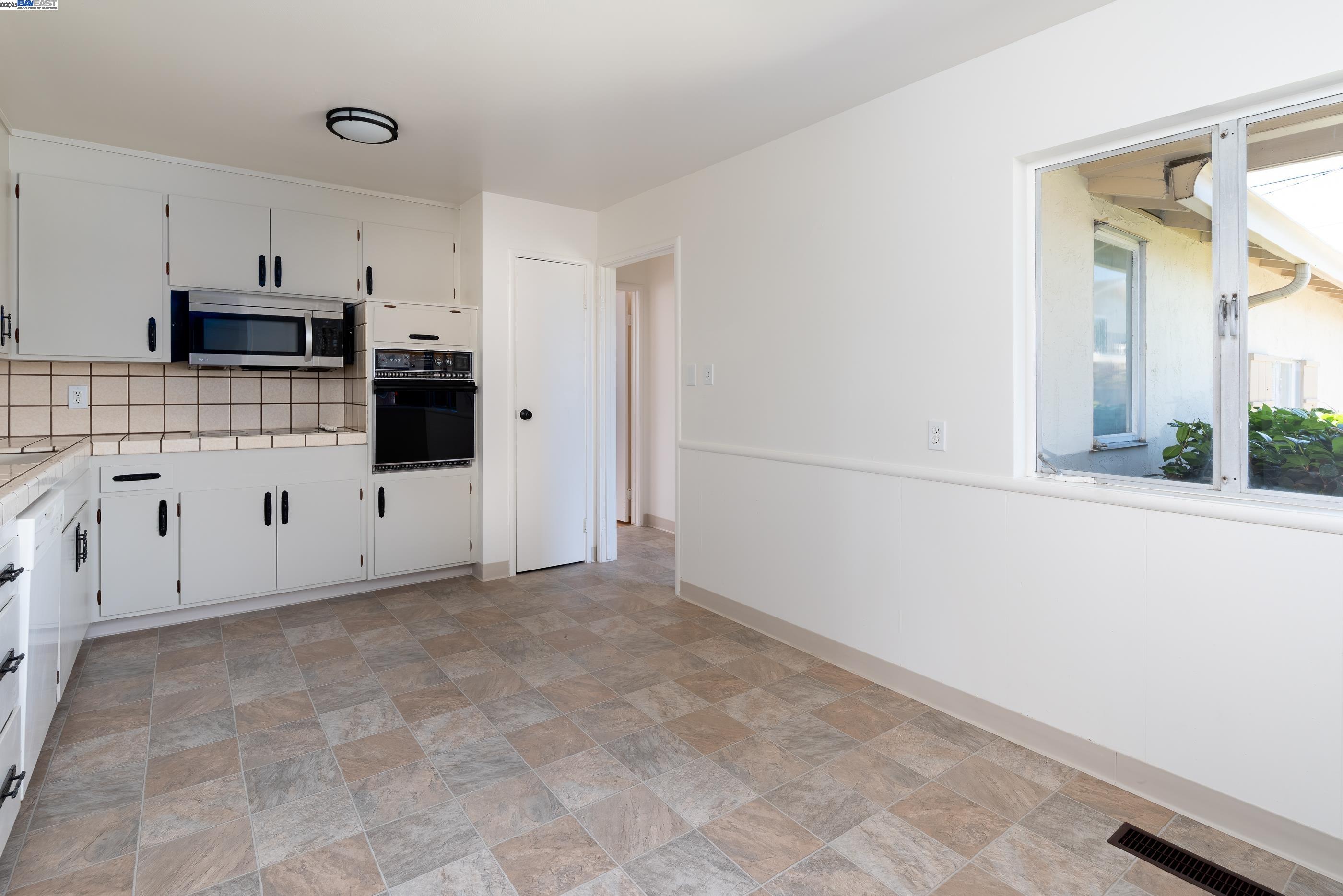 Detail Gallery Image 5 of 35 For 974 Kramer St, San Leandro,  CA 94579 - 3 Beds | 2 Baths