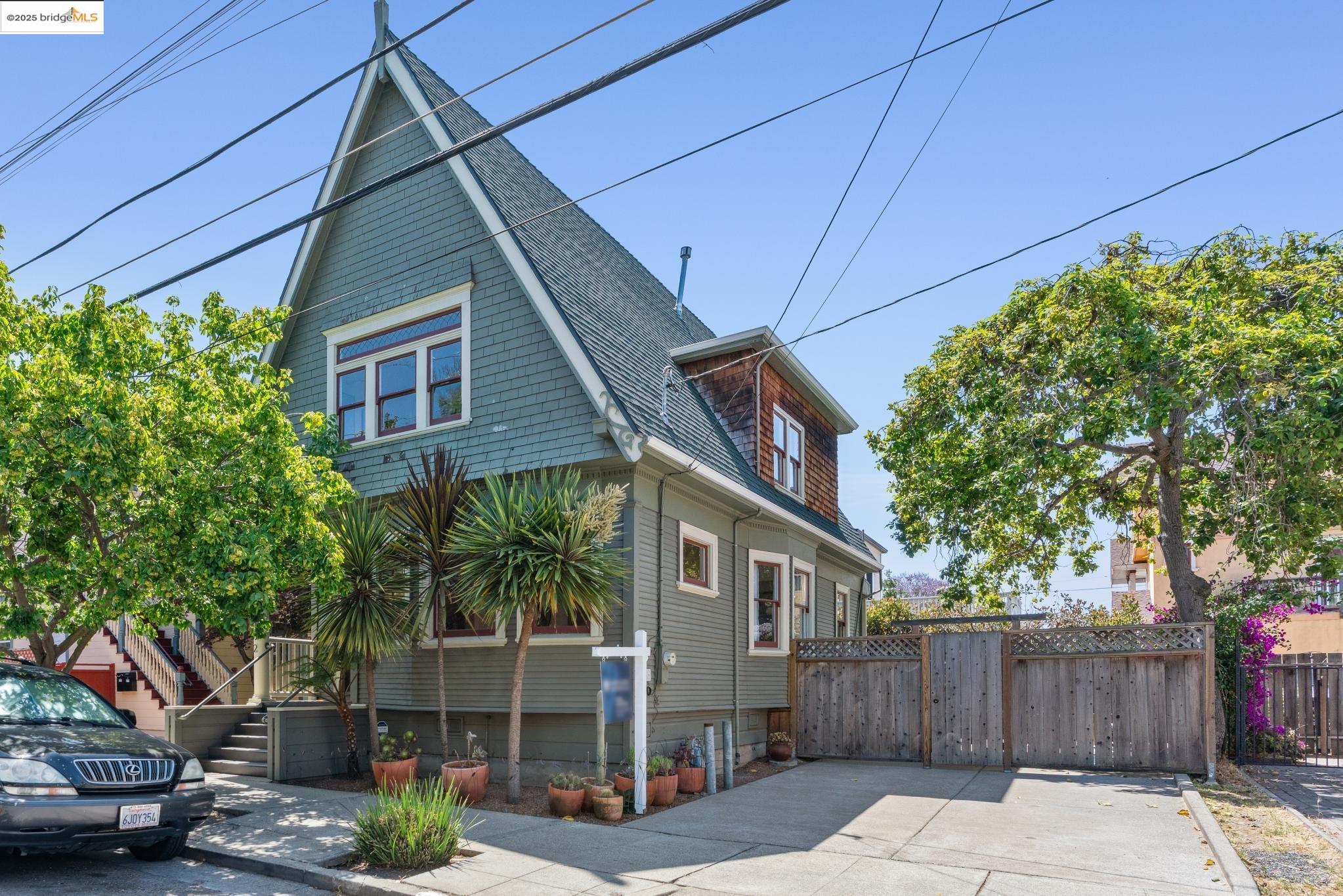 Detail Gallery Image 1 of 1 For 2132 Haste St, Berkeley,  CA 94704 - 3 Beds | 2 Baths