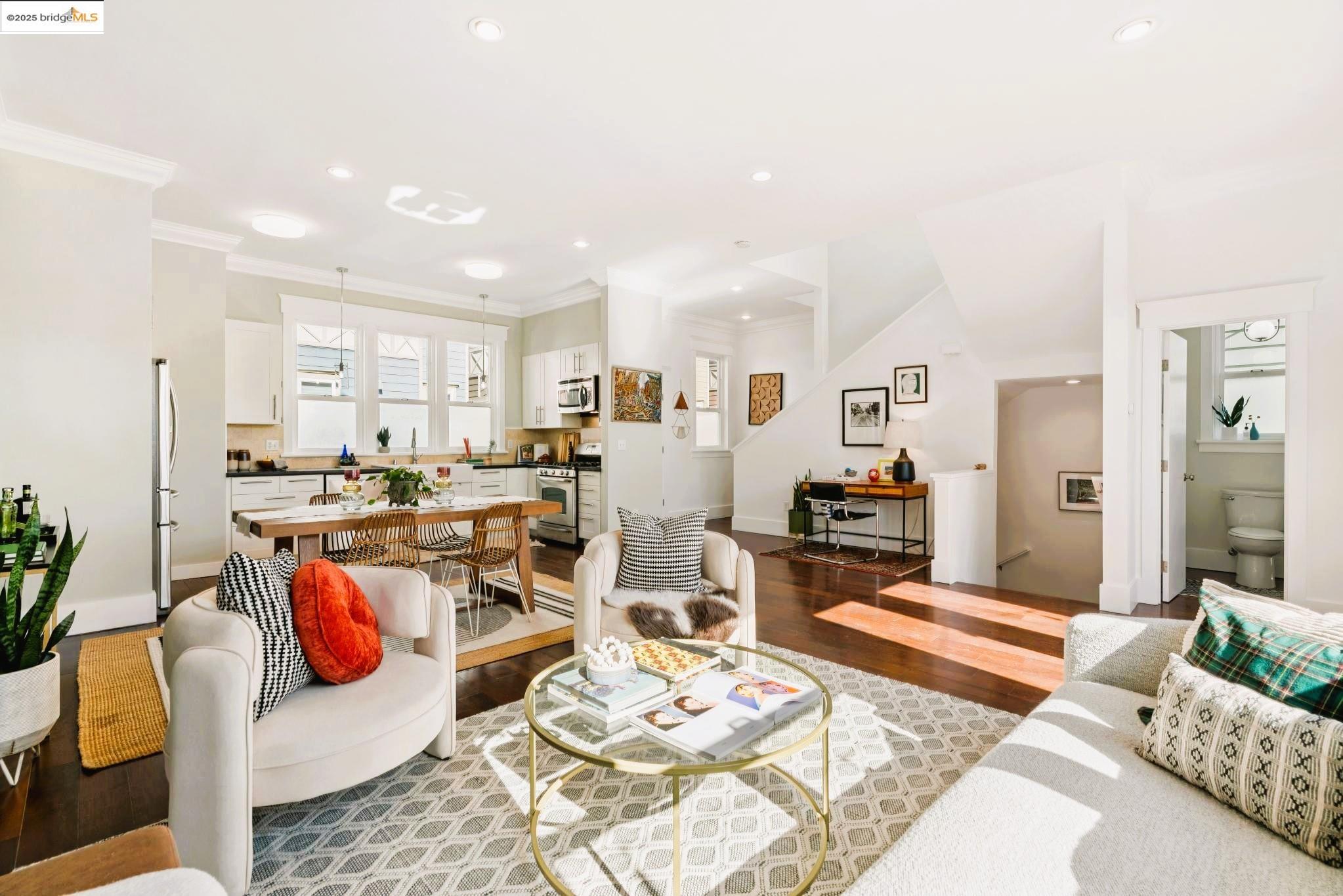 Detail Gallery Image 1 of 1 For 1095 60th Street, Oakland,  CA 94608-2332 - 2 Beds | 2/1 Baths