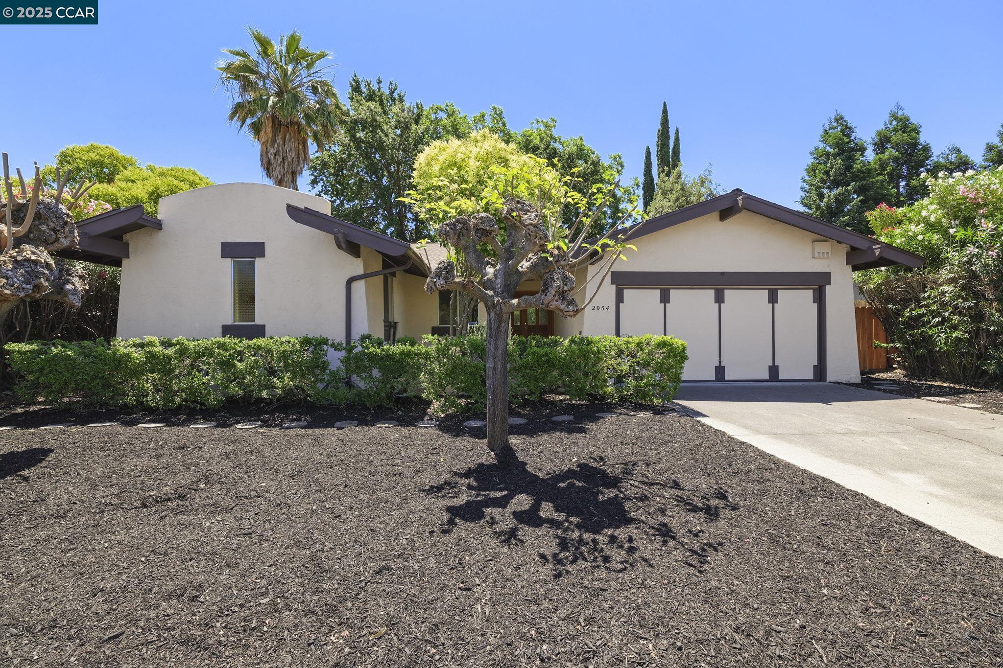 Detail Gallery Image 2 of 29 For 2054 Newton Way, Concord,  CA 94518 - 4 Beds | 2 Baths