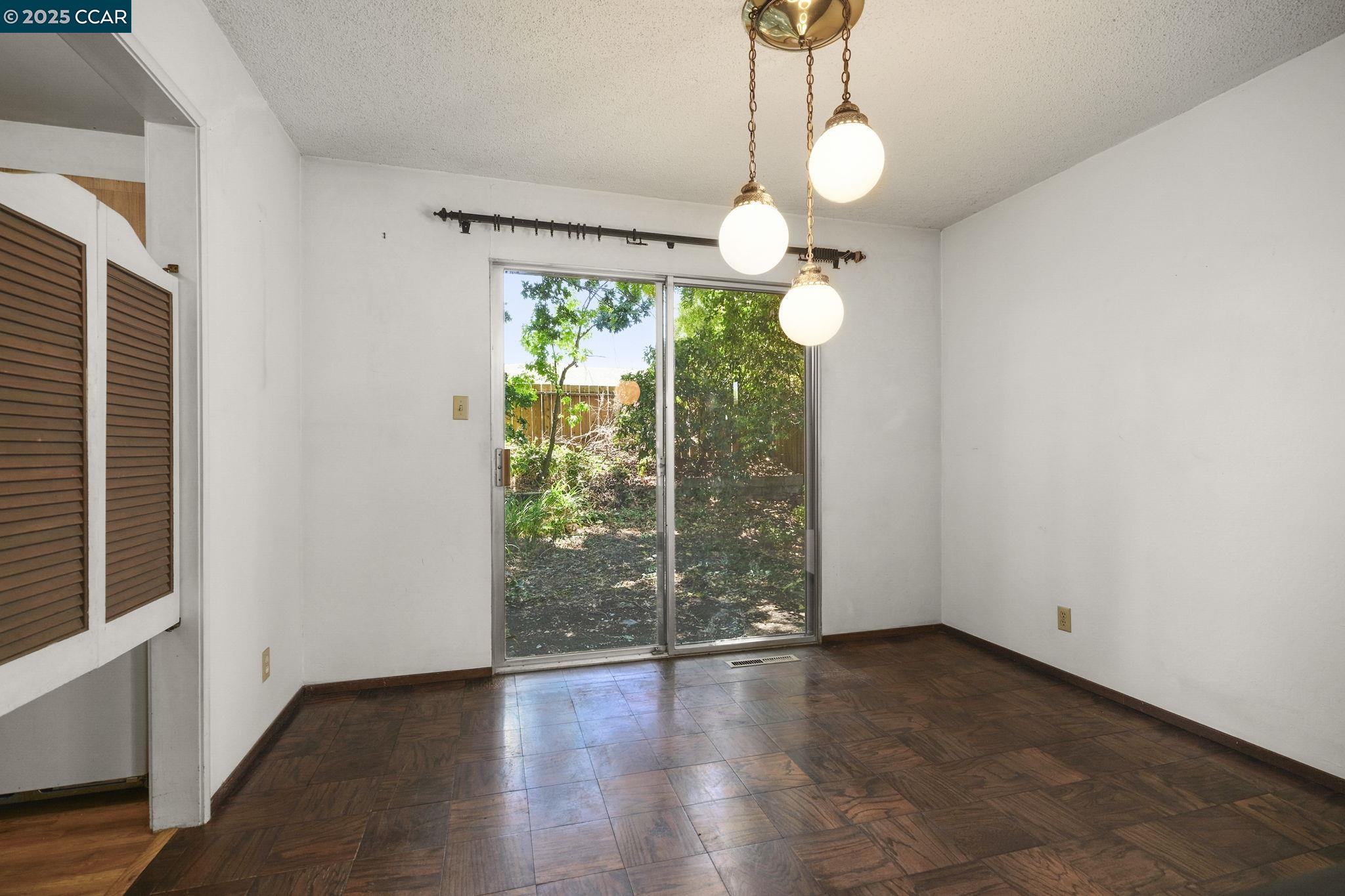 Detail Gallery Image 11 of 29 For 2054 Newton Way, Concord,  CA 94518 - 4 Beds | 2 Baths