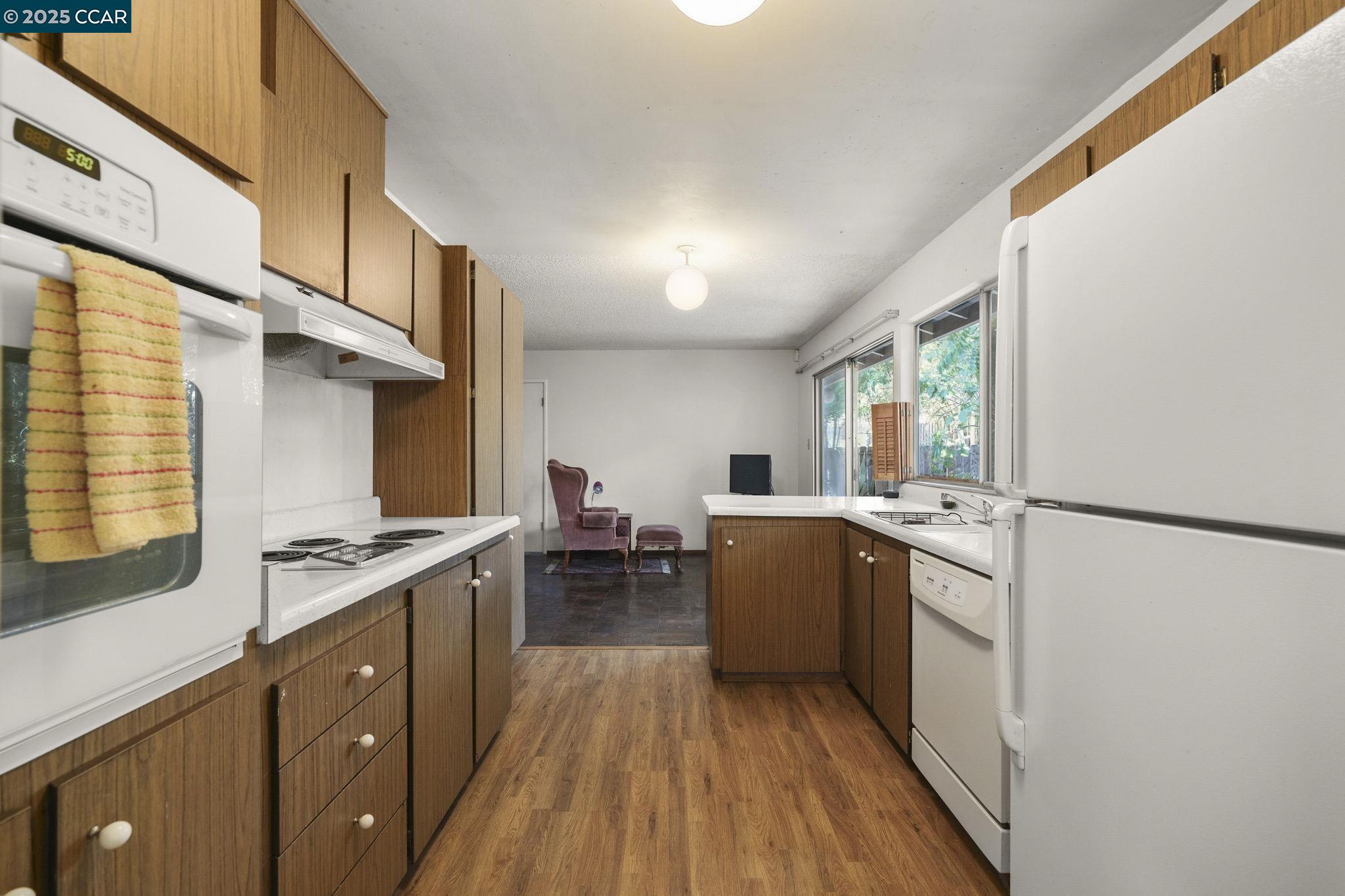 Detail Gallery Image 13 of 29 For 2054 Newton Way, Concord,  CA 94518 - 4 Beds | 2 Baths