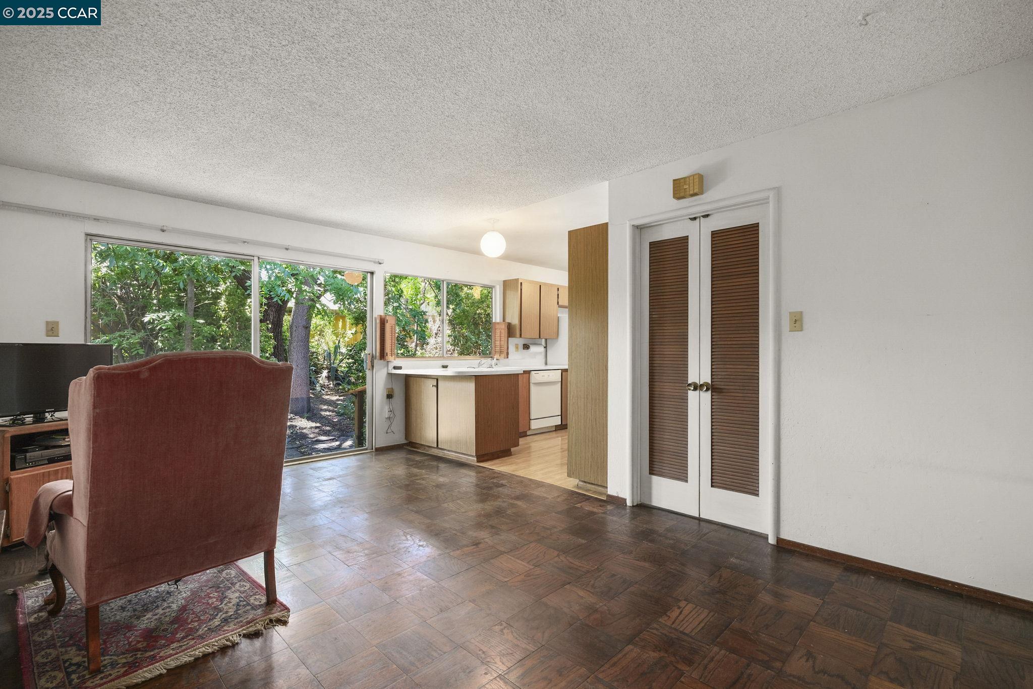 Detail Gallery Image 15 of 29 For 2054 Newton Way, Concord,  CA 94518 - 4 Beds | 2 Baths