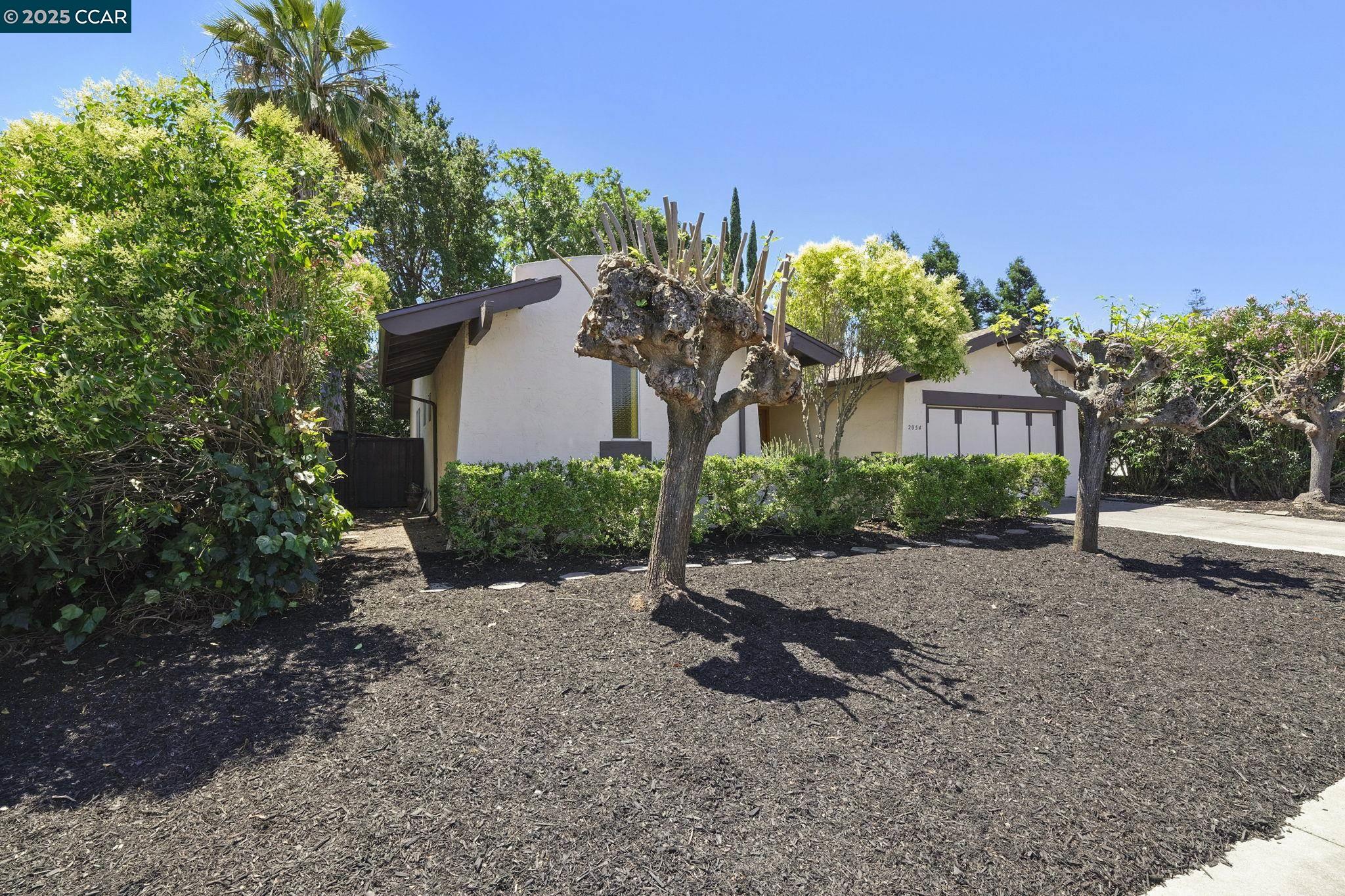 Detail Gallery Image 3 of 29 For 2054 Newton Way, Concord,  CA 94518 - 4 Beds | 2 Baths
