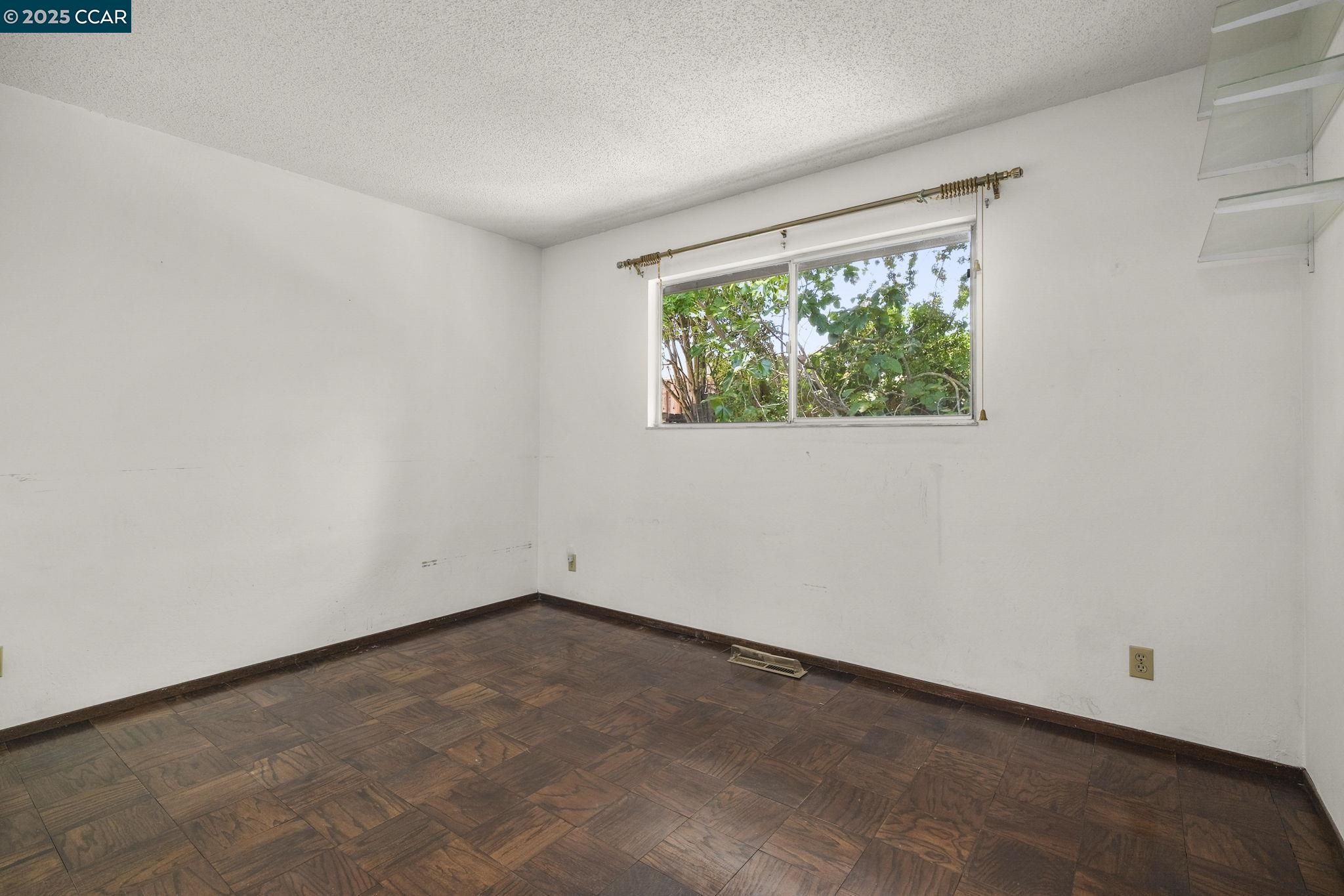 Detail Gallery Image 22 of 29 For 2054 Newton Way, Concord,  CA 94518 - 4 Beds | 2 Baths