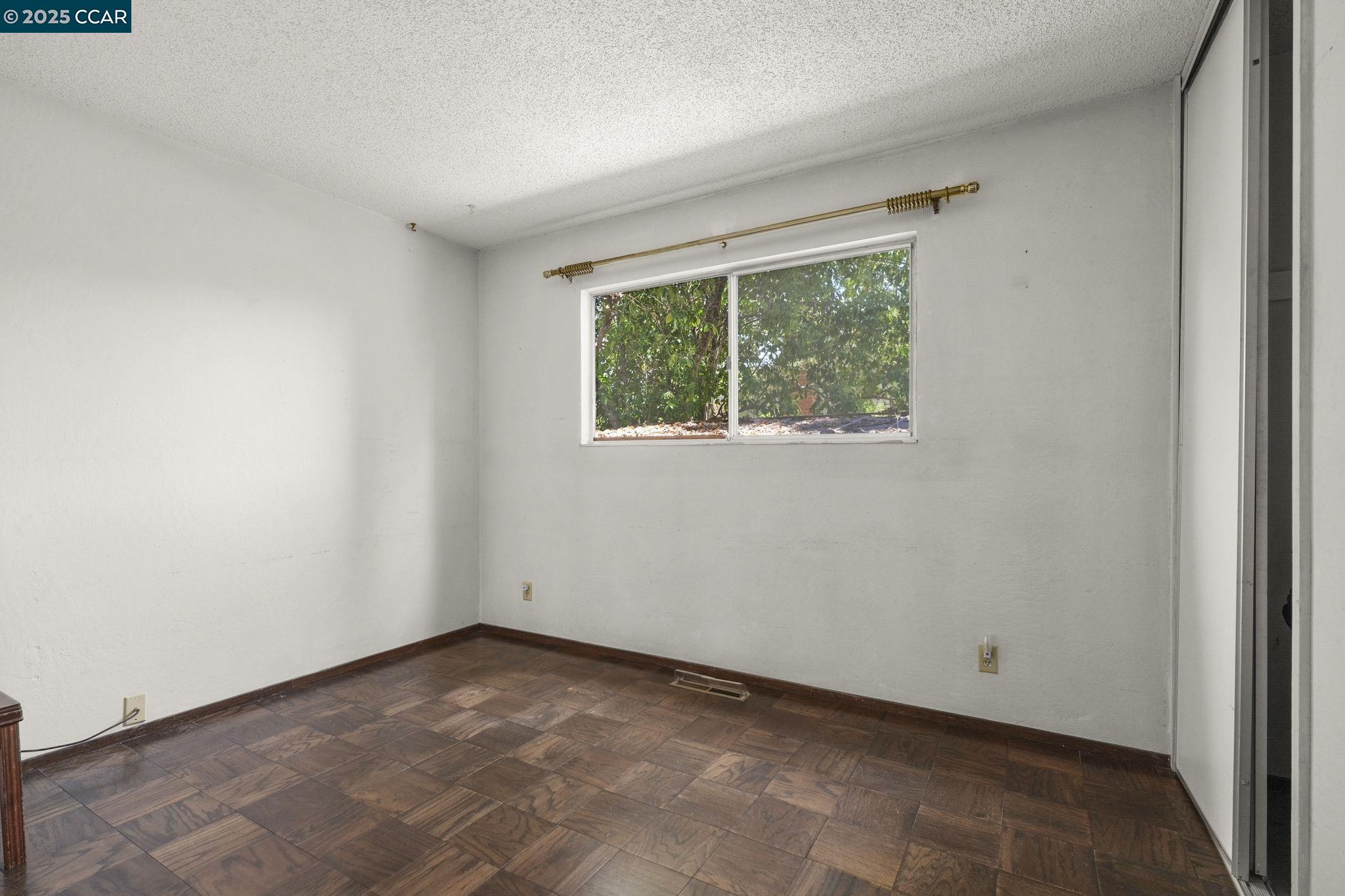 Detail Gallery Image 23 of 29 For 2054 Newton Way, Concord,  CA 94518 - 4 Beds | 2 Baths