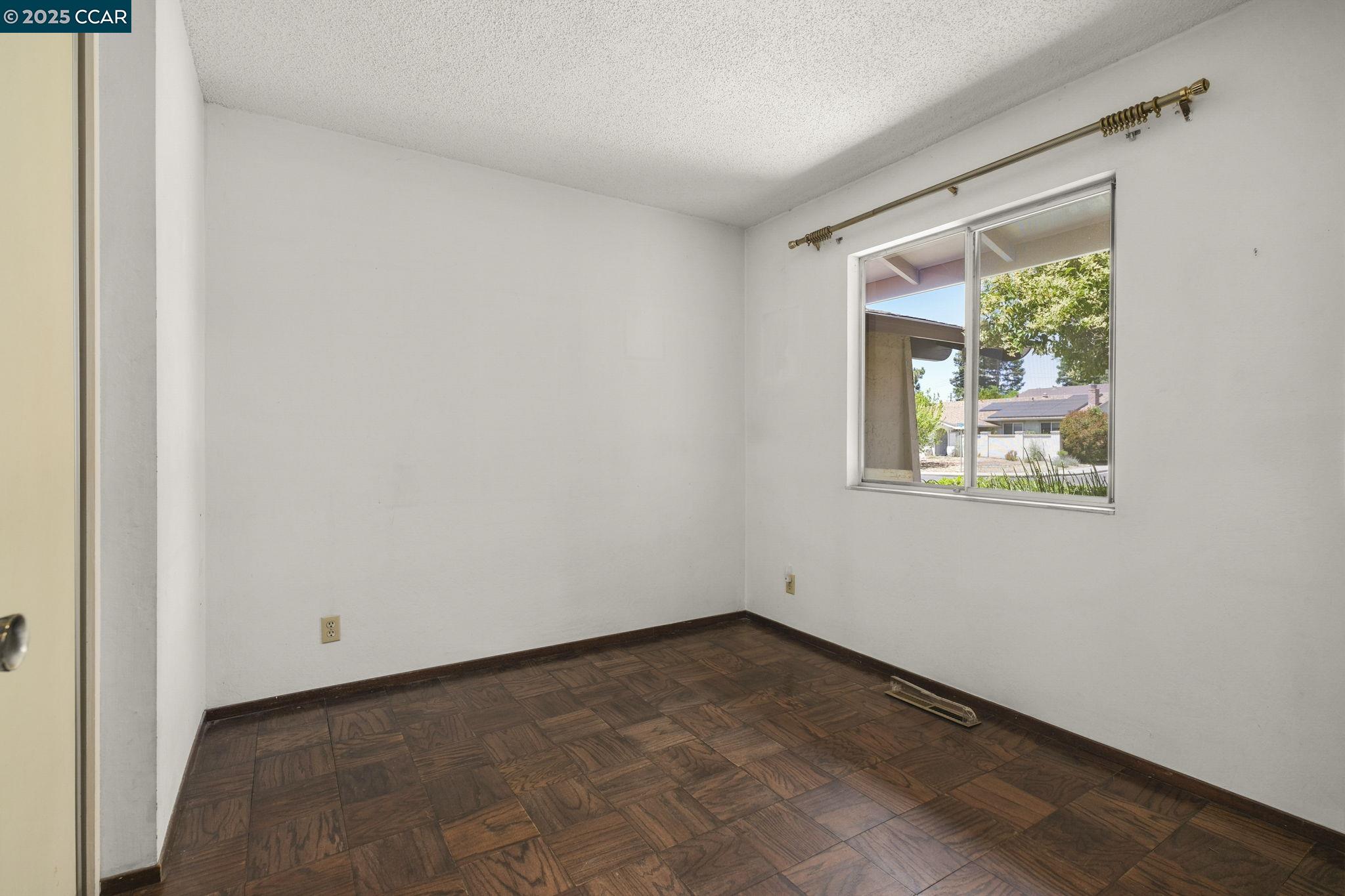 Detail Gallery Image 25 of 29 For 2054 Newton Way, Concord,  CA 94518 - 4 Beds | 2 Baths