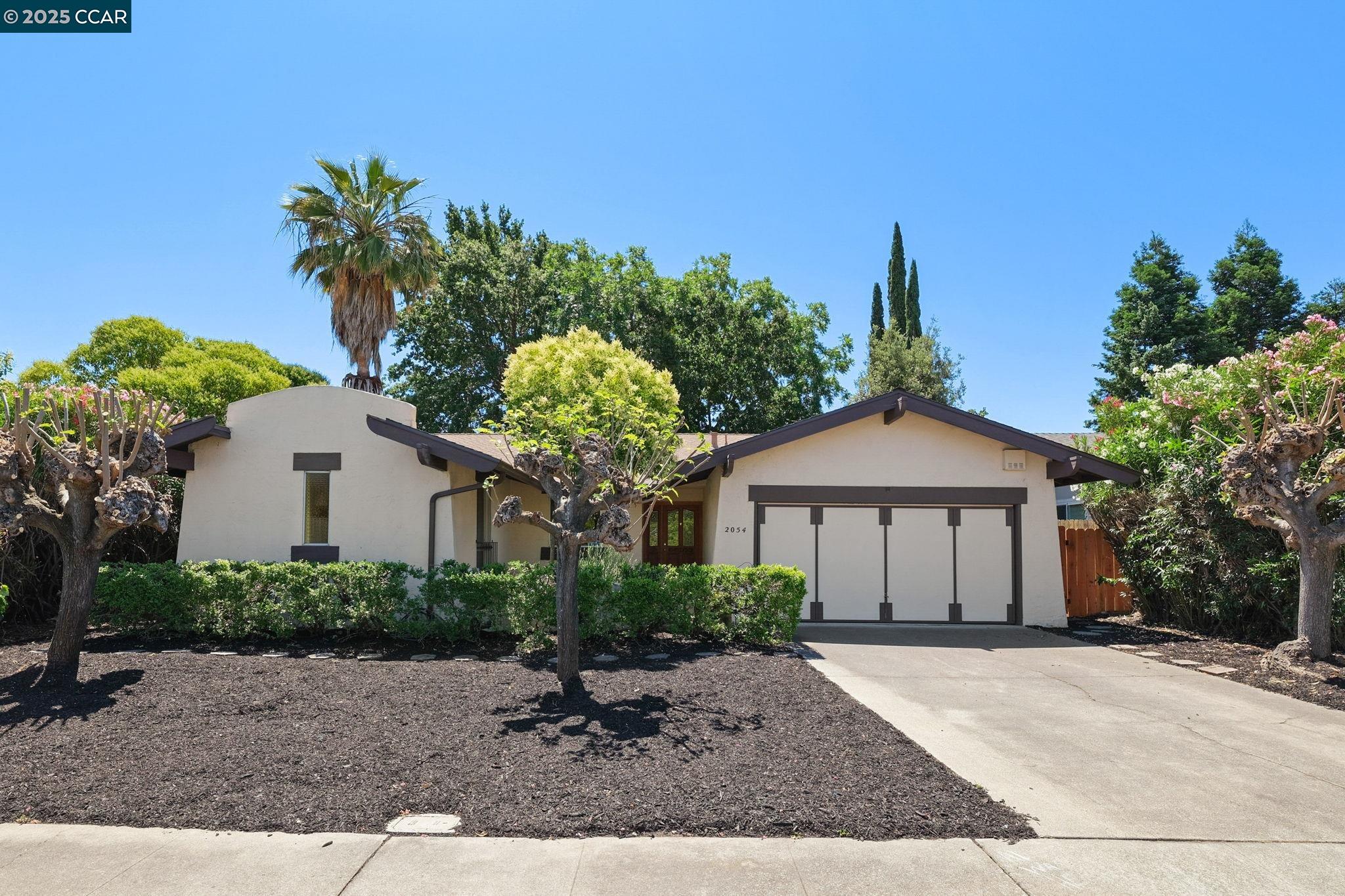 Detail Gallery Image 4 of 29 For 2054 Newton Way, Concord,  CA 94518 - 4 Beds | 2 Baths