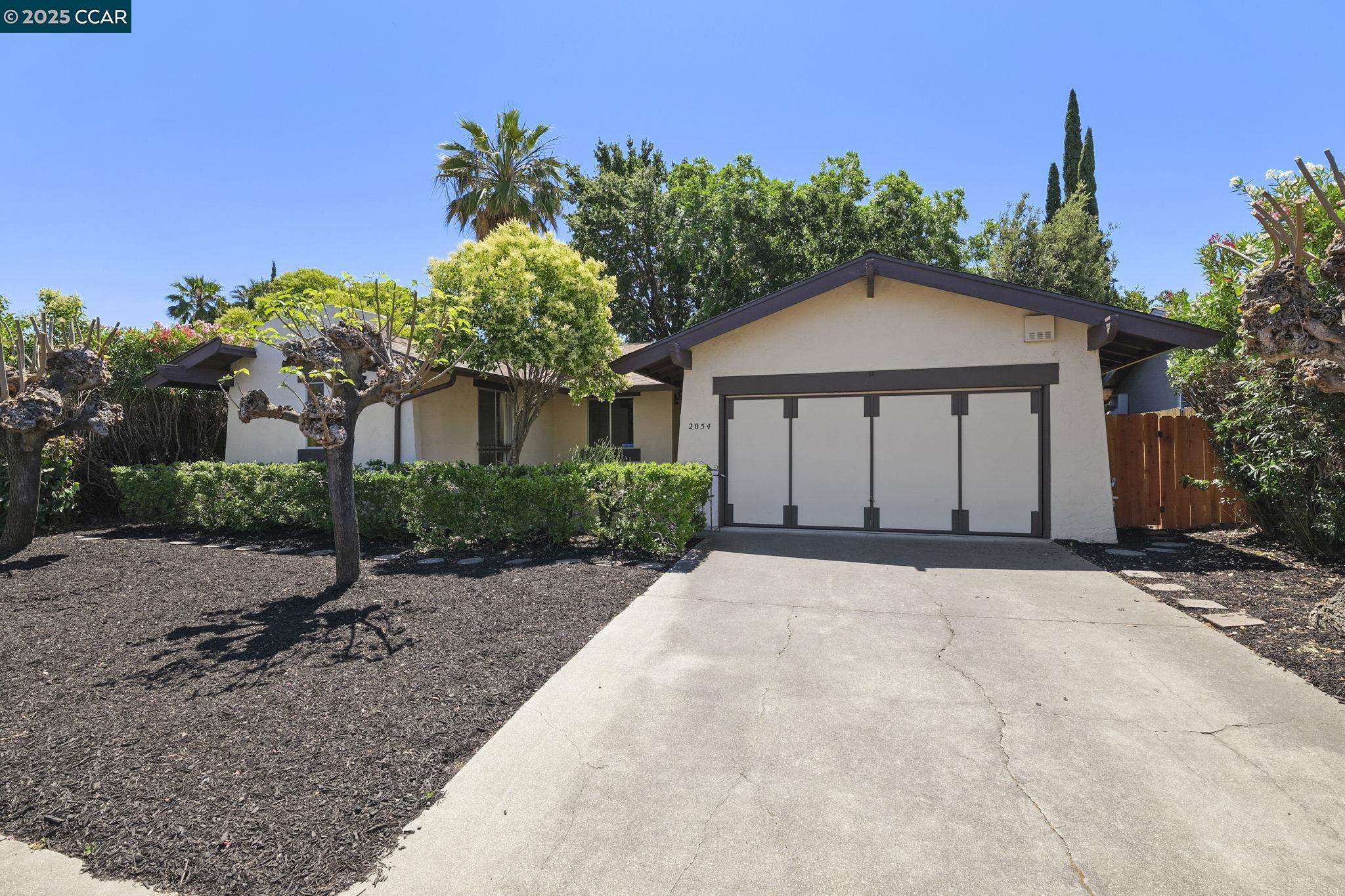 Detail Gallery Image 5 of 29 For 2054 Newton Way, Concord,  CA 94518 - 4 Beds | 2 Baths