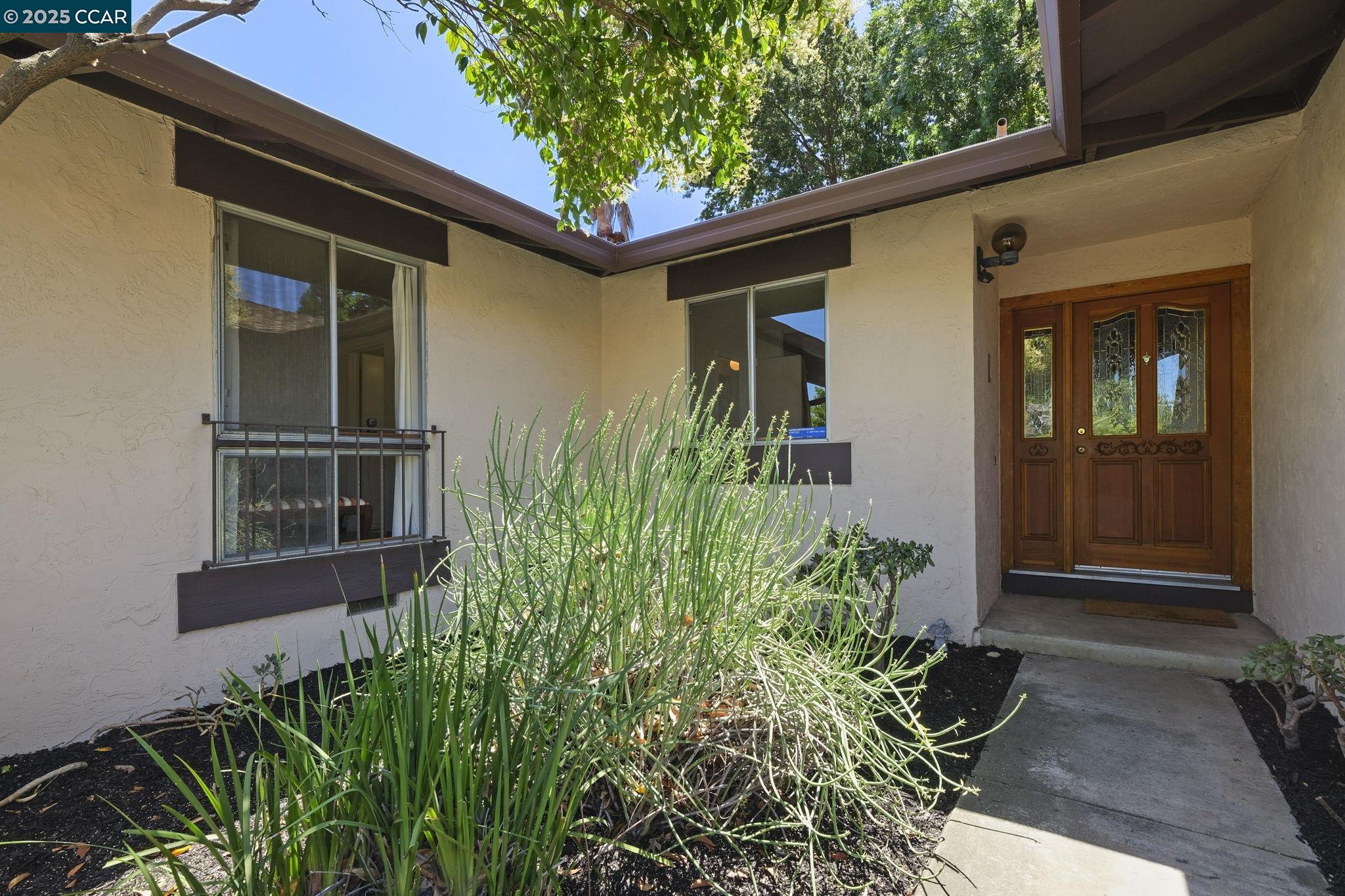Detail Gallery Image 6 of 29 For 2054 Newton Way, Concord,  CA 94518 - 4 Beds | 2 Baths