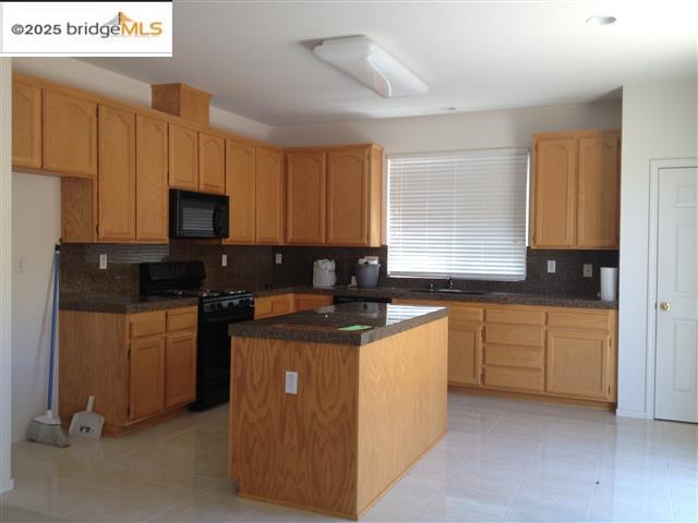 4423 GLEN CANYON CIR, Pittsburg, California 94565, 4 Bedrooms Bedrooms, 10 Rooms Rooms,3 BathroomsBathrooms,Residential Lease,For Rent,4423 GLEN CANYON CIR,41102208