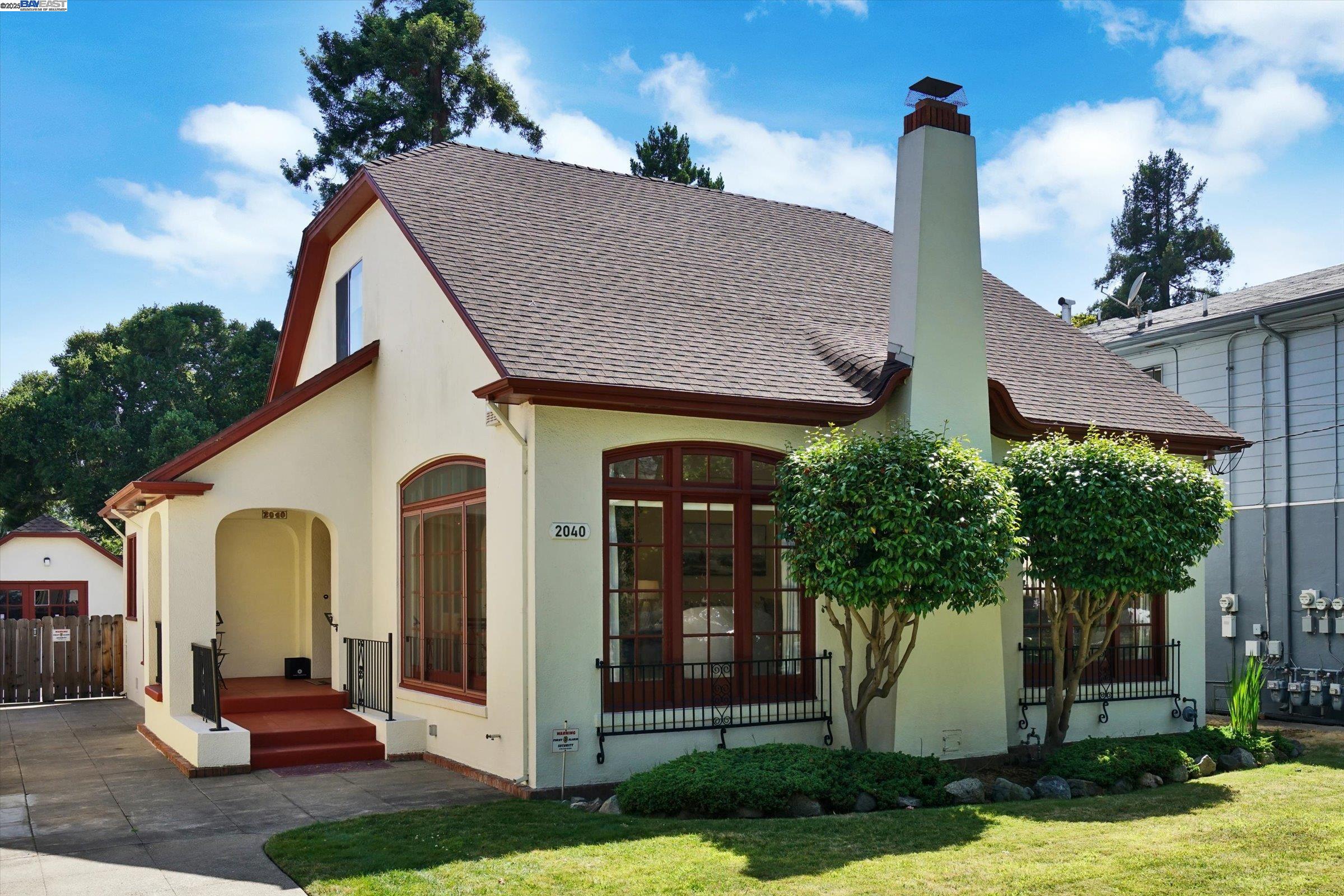 Detail Gallery Image 1 of 1 For 2040 Central Ave, Alameda,  CA 94501 - 2 Beds | 1 Baths