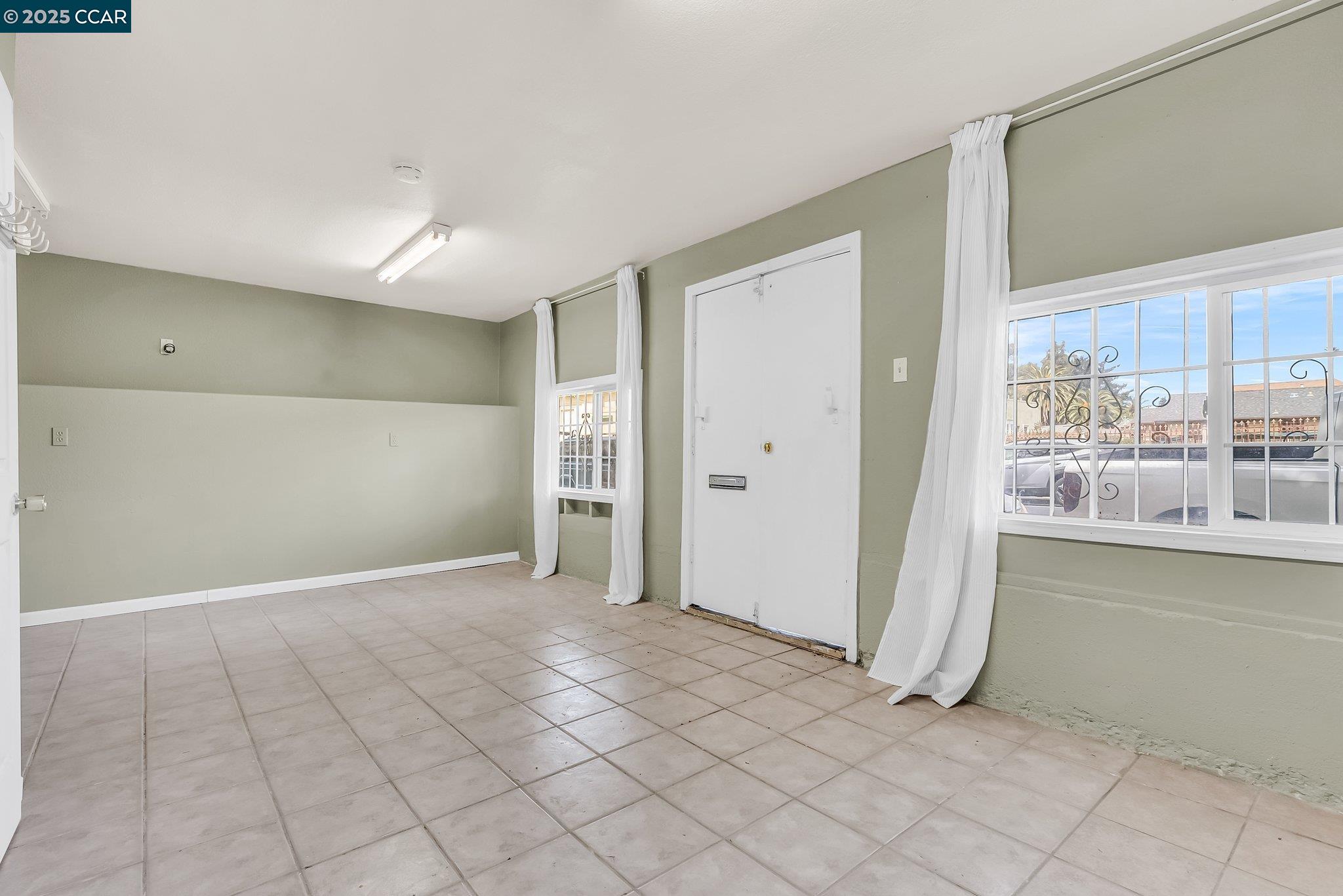 Detail Gallery Image 12 of 55 For 2150 35th Ave, Oakland,  CA 94601 - 5 Beds | 2/2 Baths