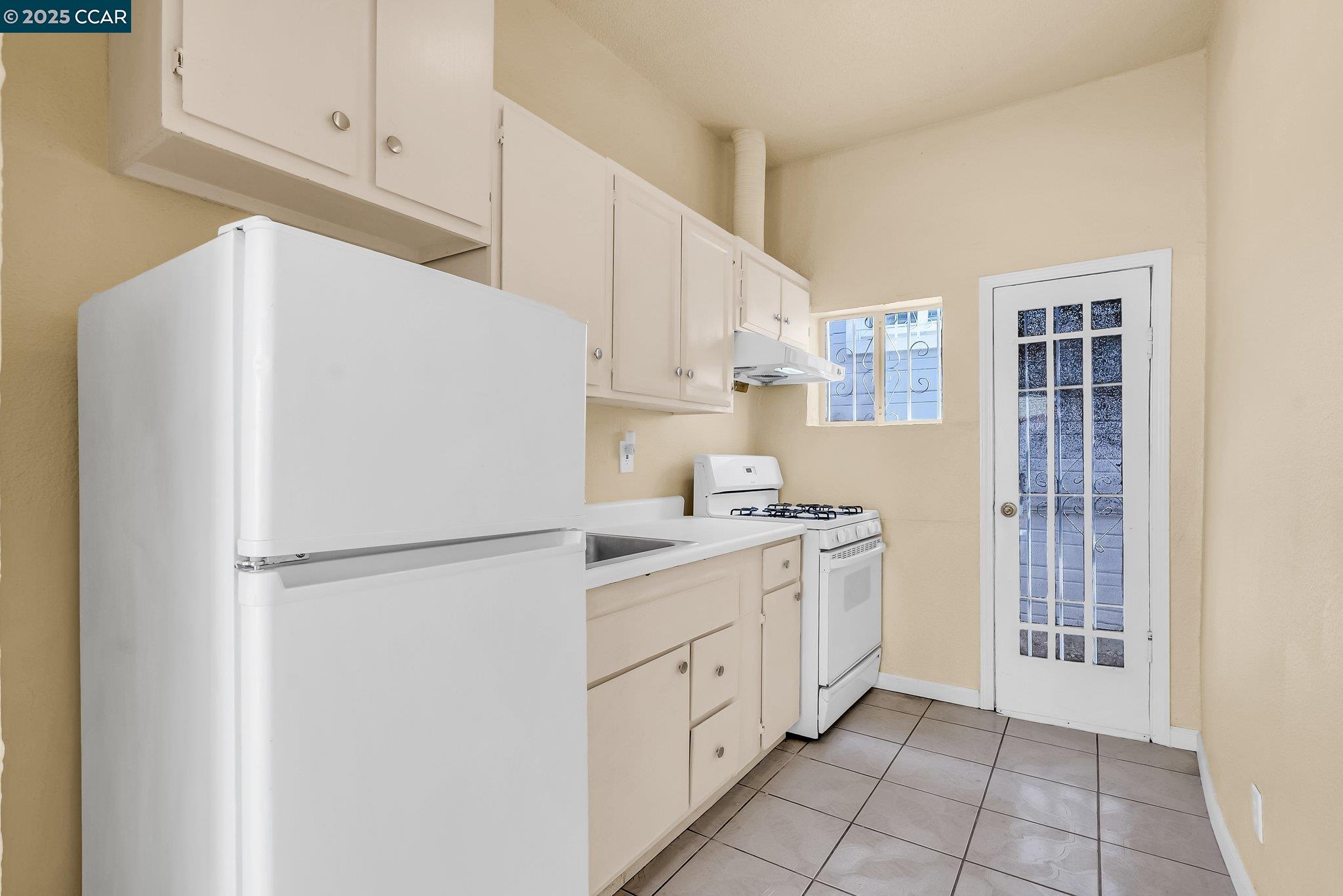 Detail Gallery Image 13 of 55 For 2150 35th Ave, Oakland,  CA 94601 - 5 Beds | 2/2 Baths