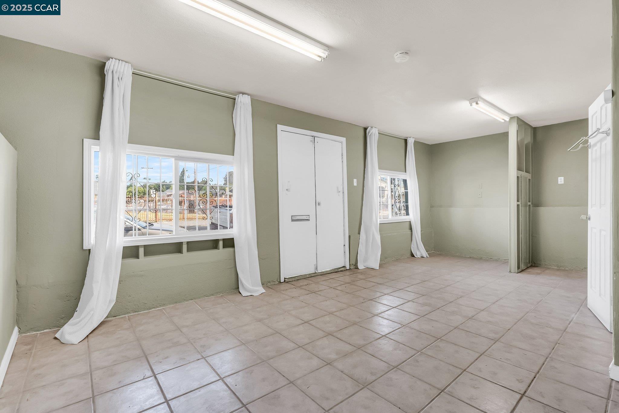 Detail Gallery Image 6 of 55 For 2150 35th Ave, Oakland,  CA 94601 - 5 Beds | 2/2 Baths