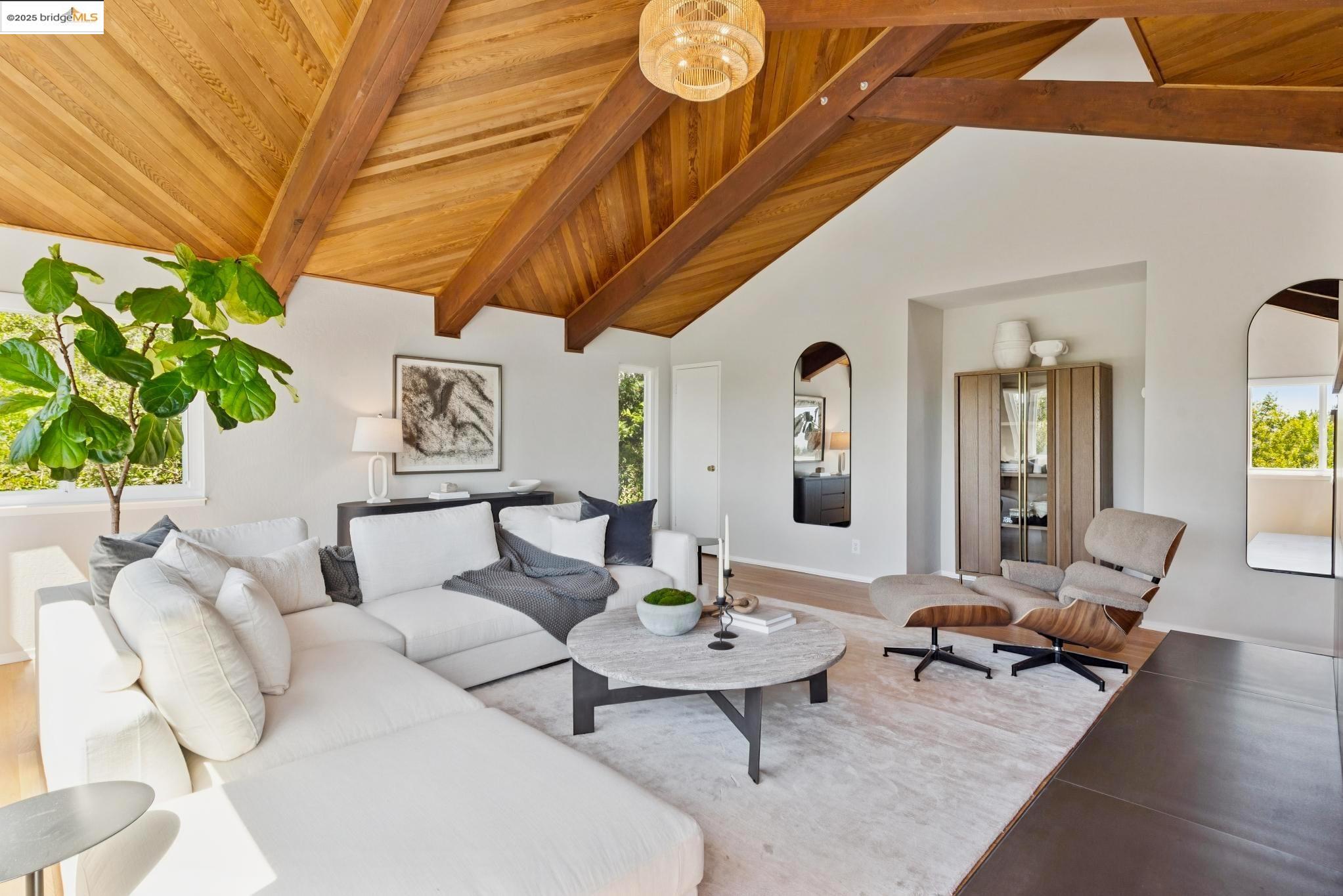 Detail Gallery Image 13 of 60 For 4393 Bridgeview Dr, Oakland,  CA 94602 - 4 Beds | 3/1 Baths