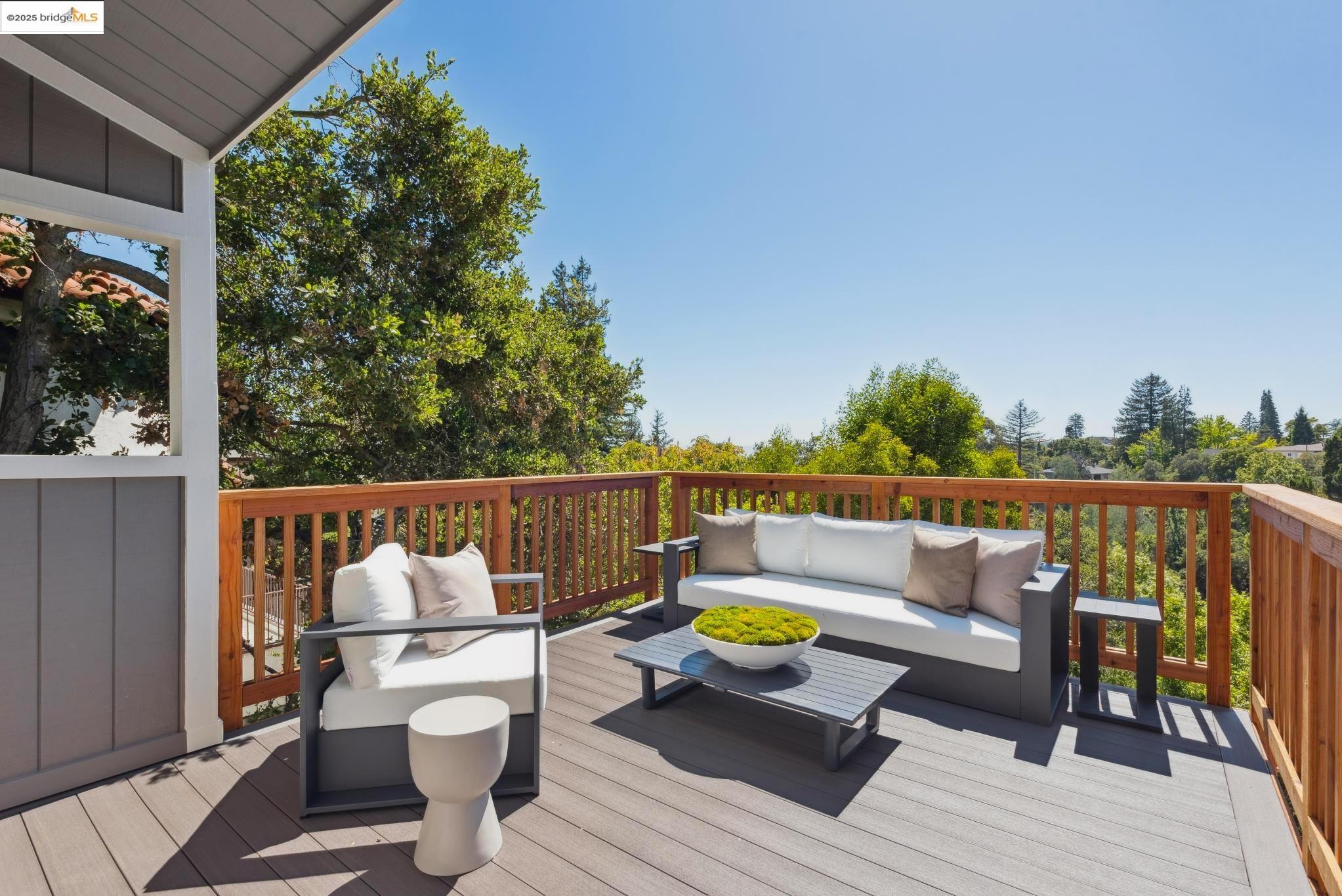 Detail Gallery Image 18 of 60 For 4393 Bridgeview Dr, Oakland,  CA 94602 - 4 Beds | 3/1 Baths
