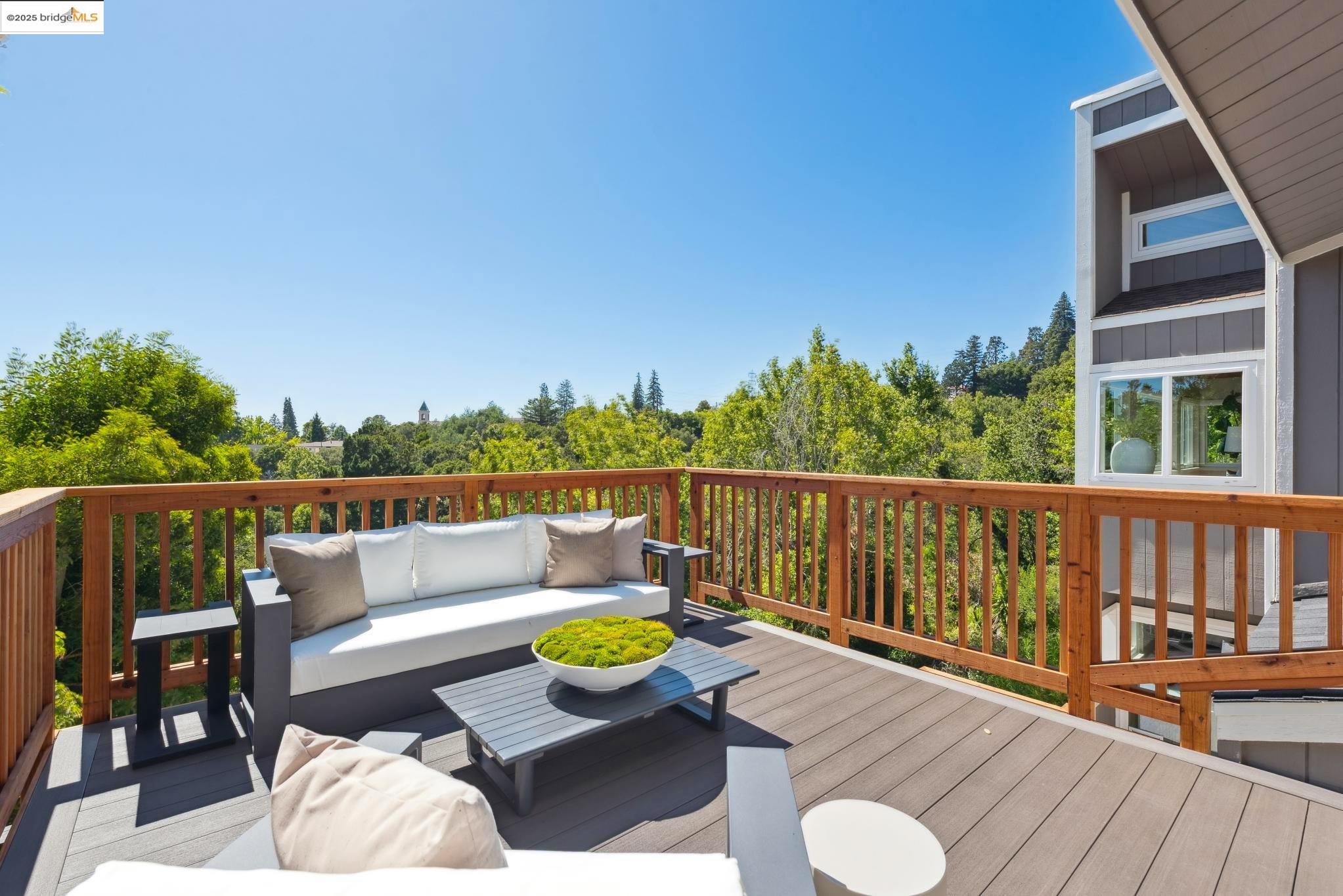 Detail Gallery Image 19 of 60 For 4393 Bridgeview Dr, Oakland,  CA 94602 - 4 Beds | 3/1 Baths