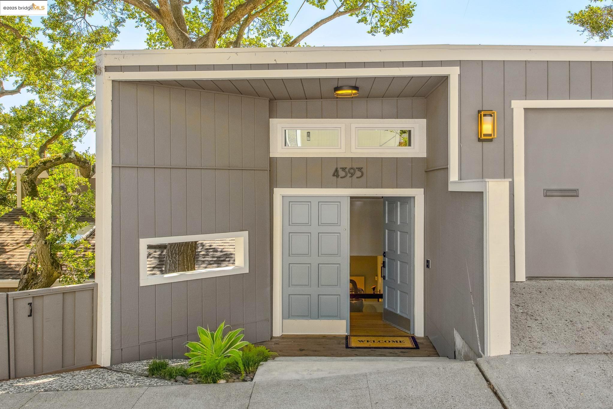 Detail Gallery Image 3 of 60 For 4393 Bridgeview Dr, Oakland,  CA 94602 - 4 Beds | 3/1 Baths