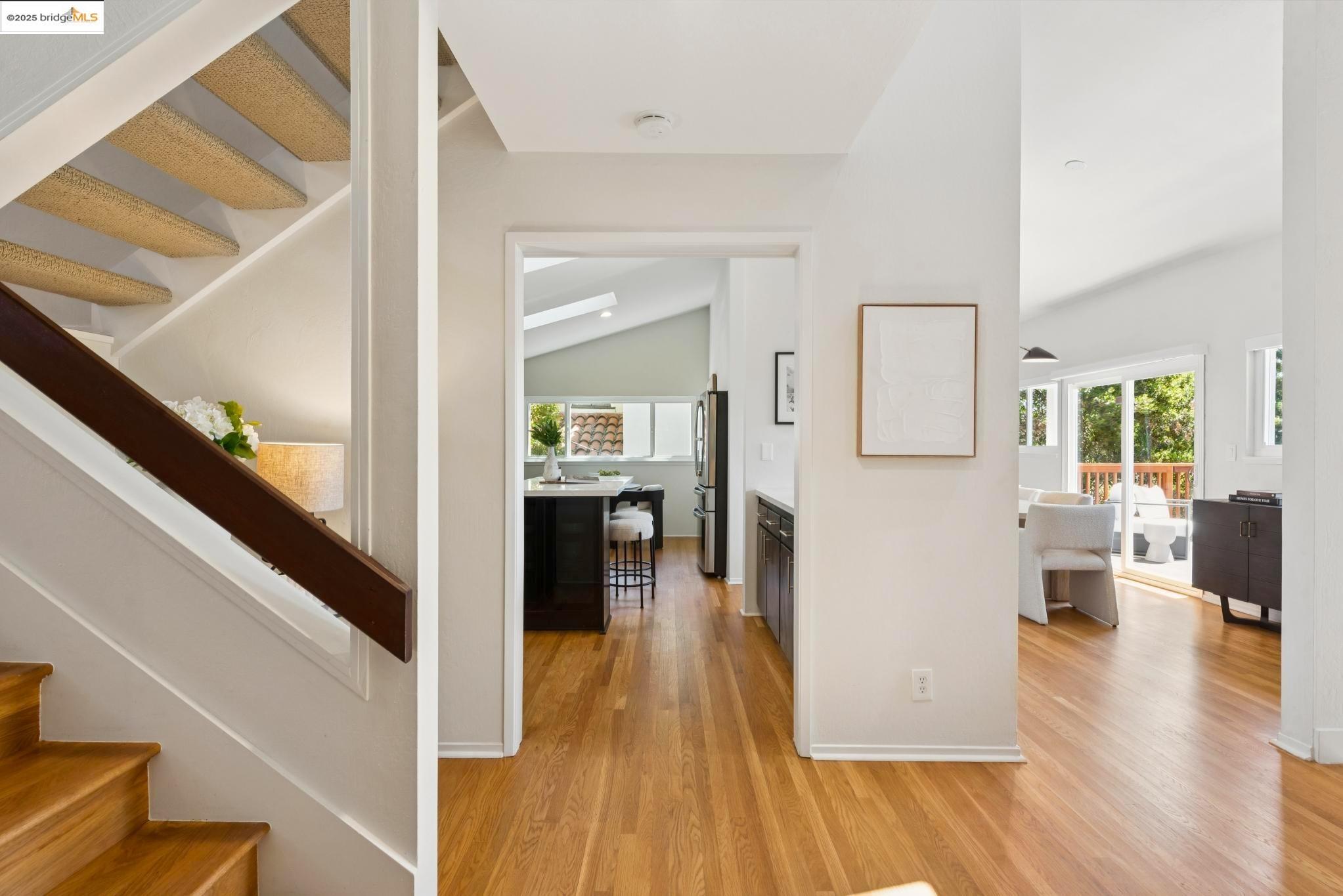 Detail Gallery Image 5 of 60 For 4393 Bridgeview Dr, Oakland,  CA 94602 - 4 Beds | 3/1 Baths