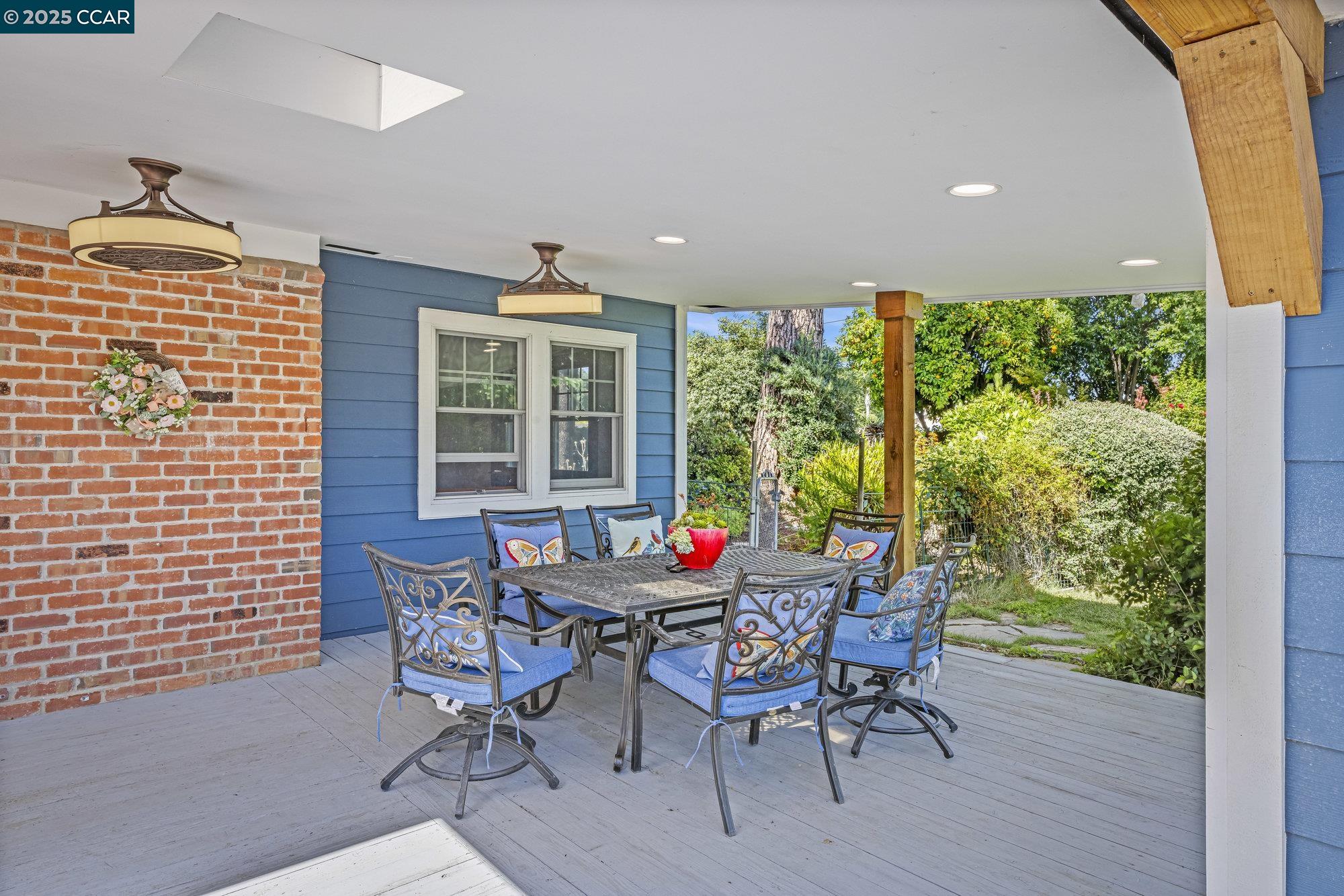 Detail Gallery Image 5 of 60 For 3505 Euclid Ave, Concord,  CA 94519 - 4 Beds | 3 Baths