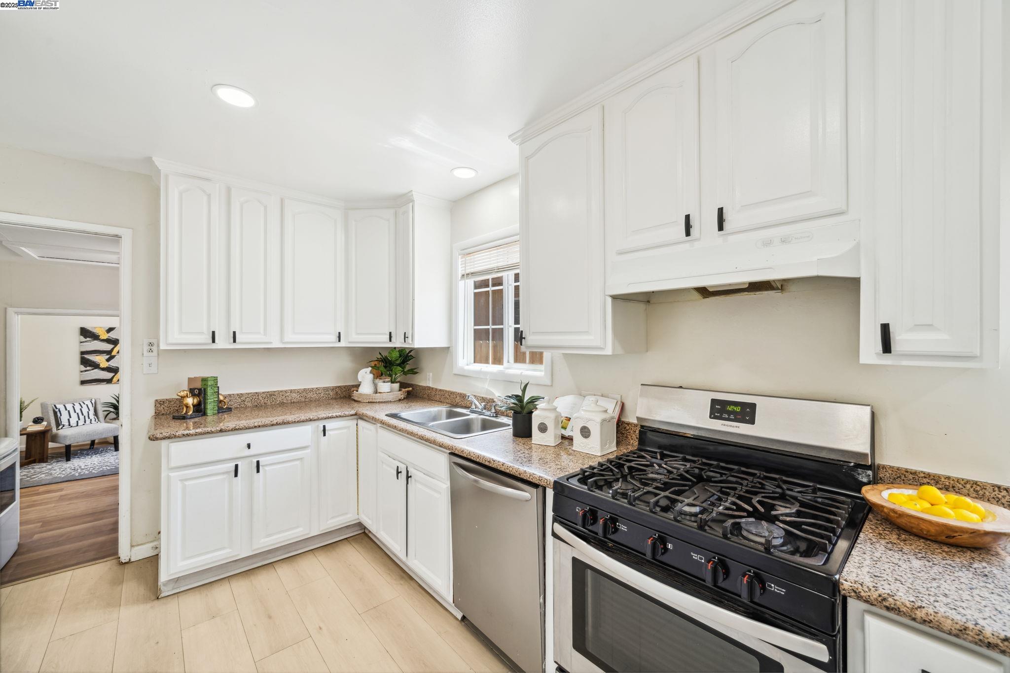 Detail Gallery Image 6 of 30 For 16829 Daryl Ave, San Lorenzo,  CA 94580 - 4 Beds | 2 Baths