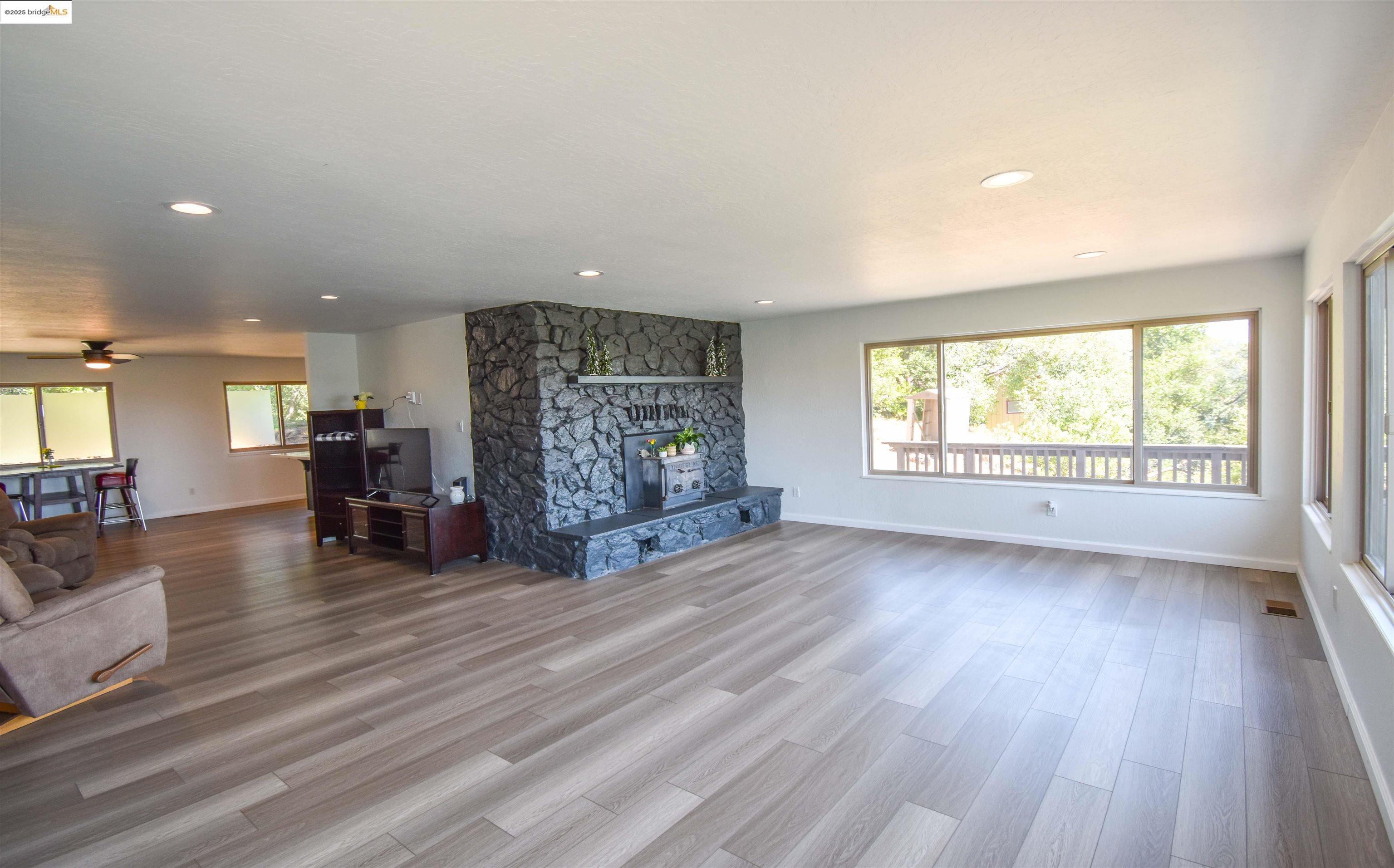 Detail Gallery Image 11 of 38 For 20456 Skyline Rd, Tuolumne,  CA 95379 - 4 Beds | 3 Baths