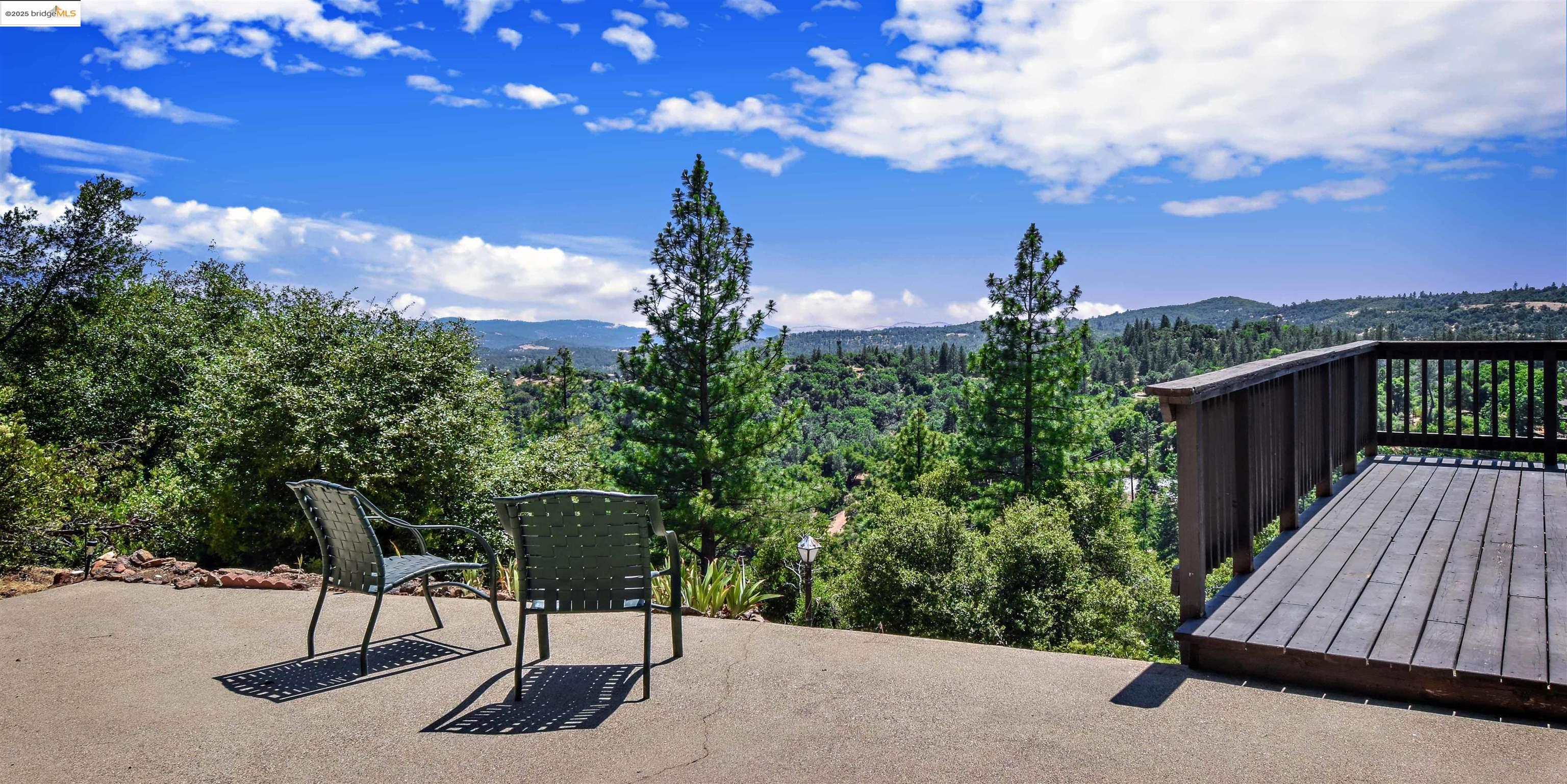 Detail Gallery Image 4 of 38 For 20456 Skyline Rd, Tuolumne,  CA 95379 - 4 Beds | 3 Baths