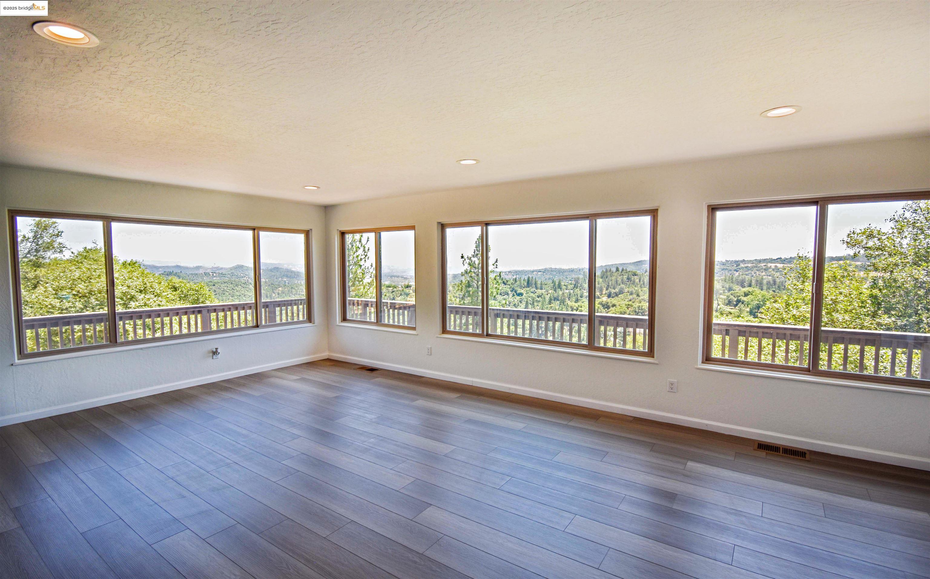 Detail Gallery Image 5 of 38 For 20456 Skyline Rd, Tuolumne,  CA 95379 - 4 Beds | 3 Baths