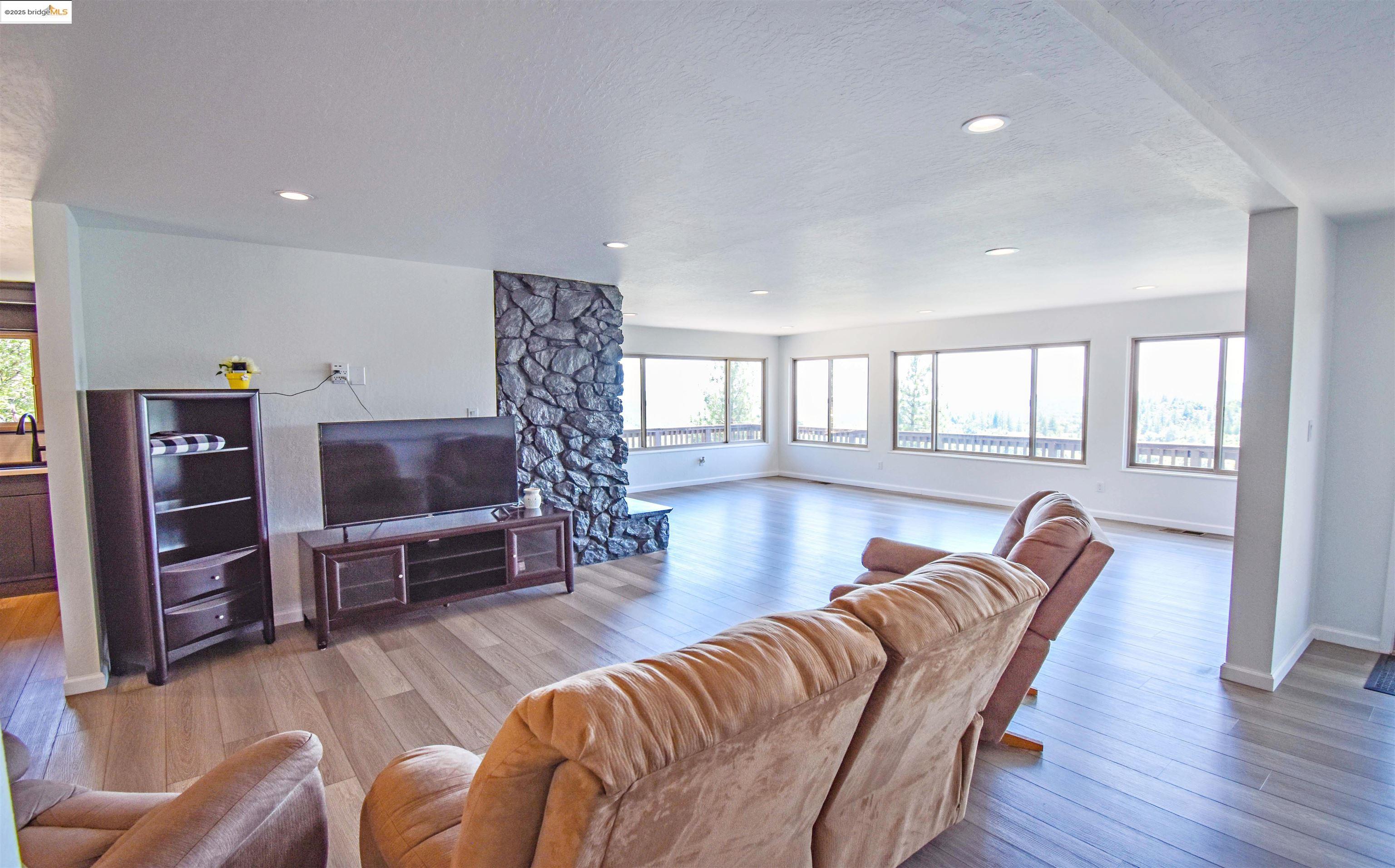 Detail Gallery Image 9 of 38 For 20456 Skyline Rd, Tuolumne,  CA 95379 - 4 Beds | 3 Baths