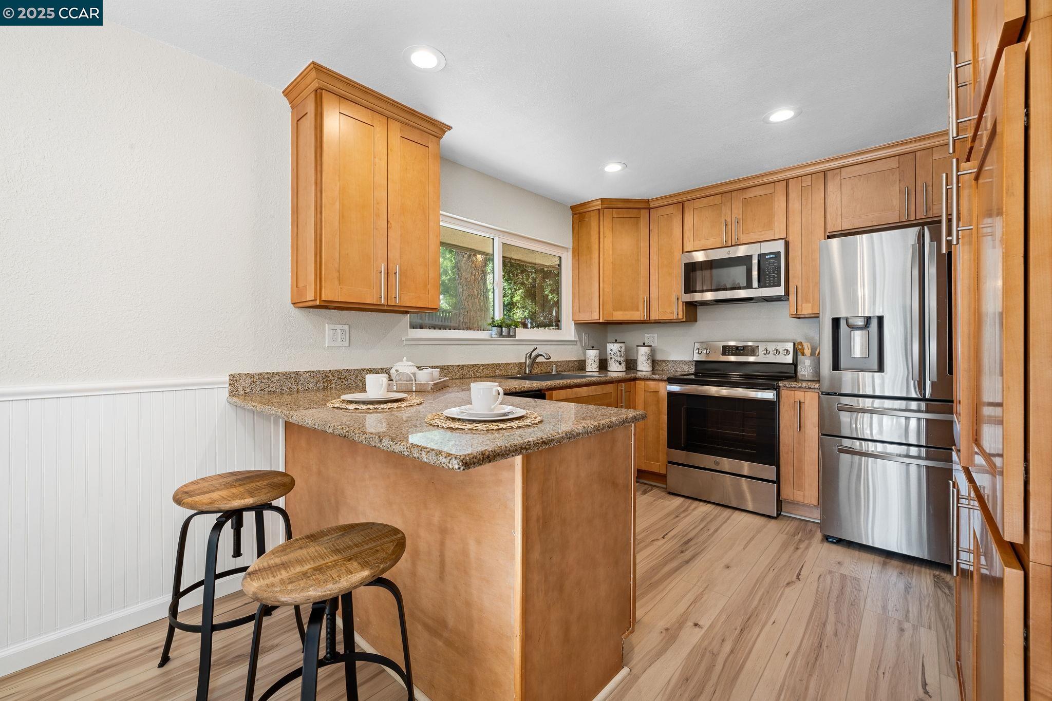 Detail Gallery Image 11 of 37 For 9 Glen Dr, Fairfax,  CA 94930 - 4 Beds | 2/1 Baths