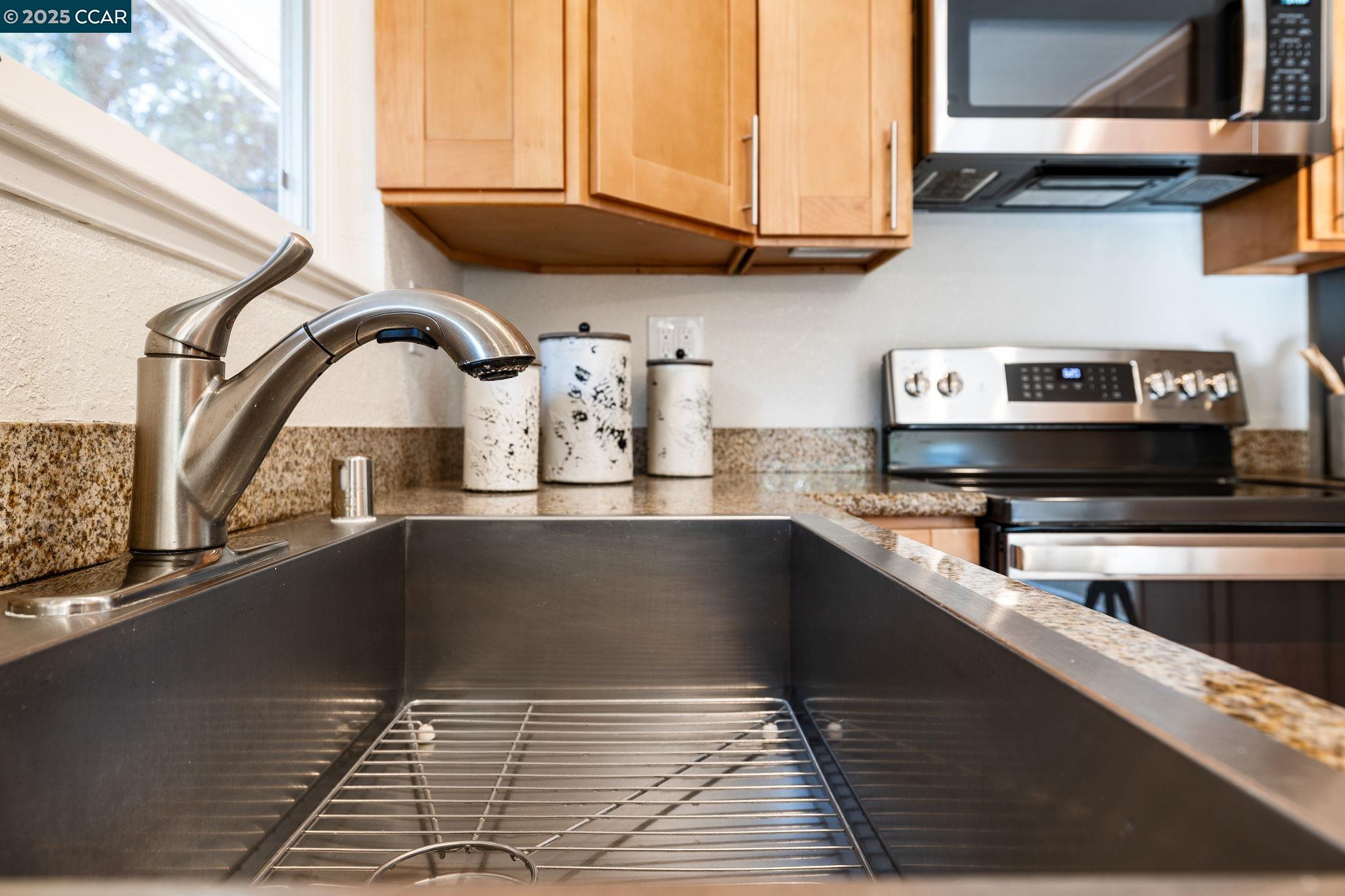 Detail Gallery Image 12 of 37 For 9 Glen Dr, Fairfax,  CA 94930 - 4 Beds | 2/1 Baths