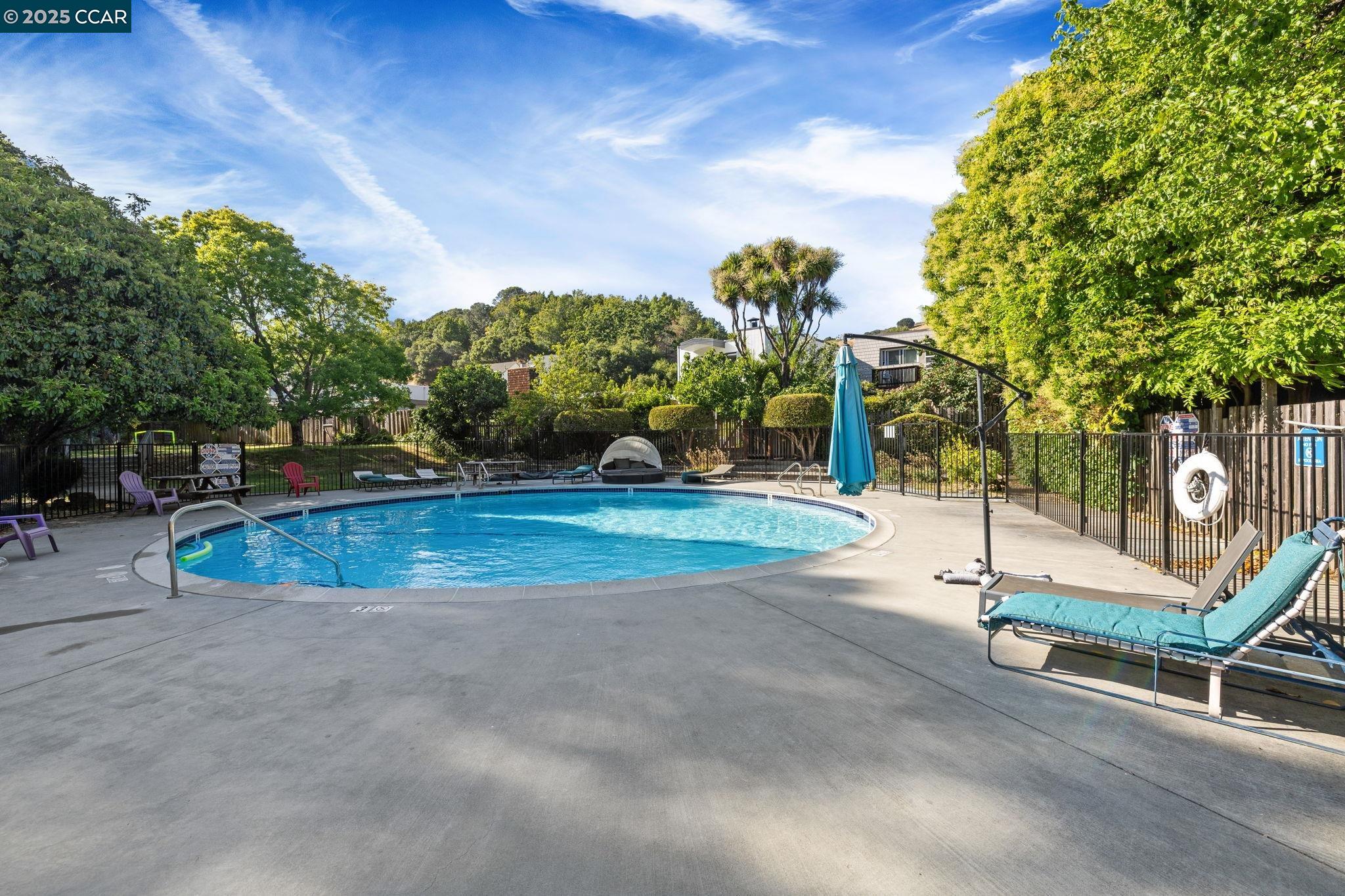 Detail Gallery Image 28 of 37 For 9 Glen Dr, Fairfax,  CA 94930 - 4 Beds | 2/1 Baths