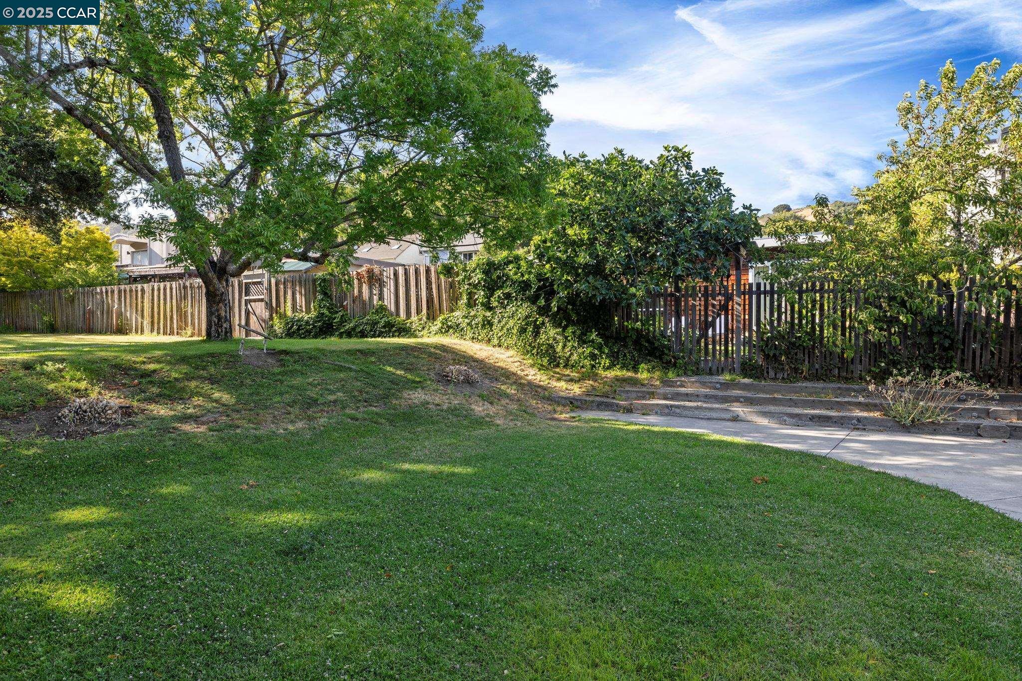 Detail Gallery Image 29 of 37 For 9 Glen Dr, Fairfax,  CA 94930 - 4 Beds | 2/1 Baths