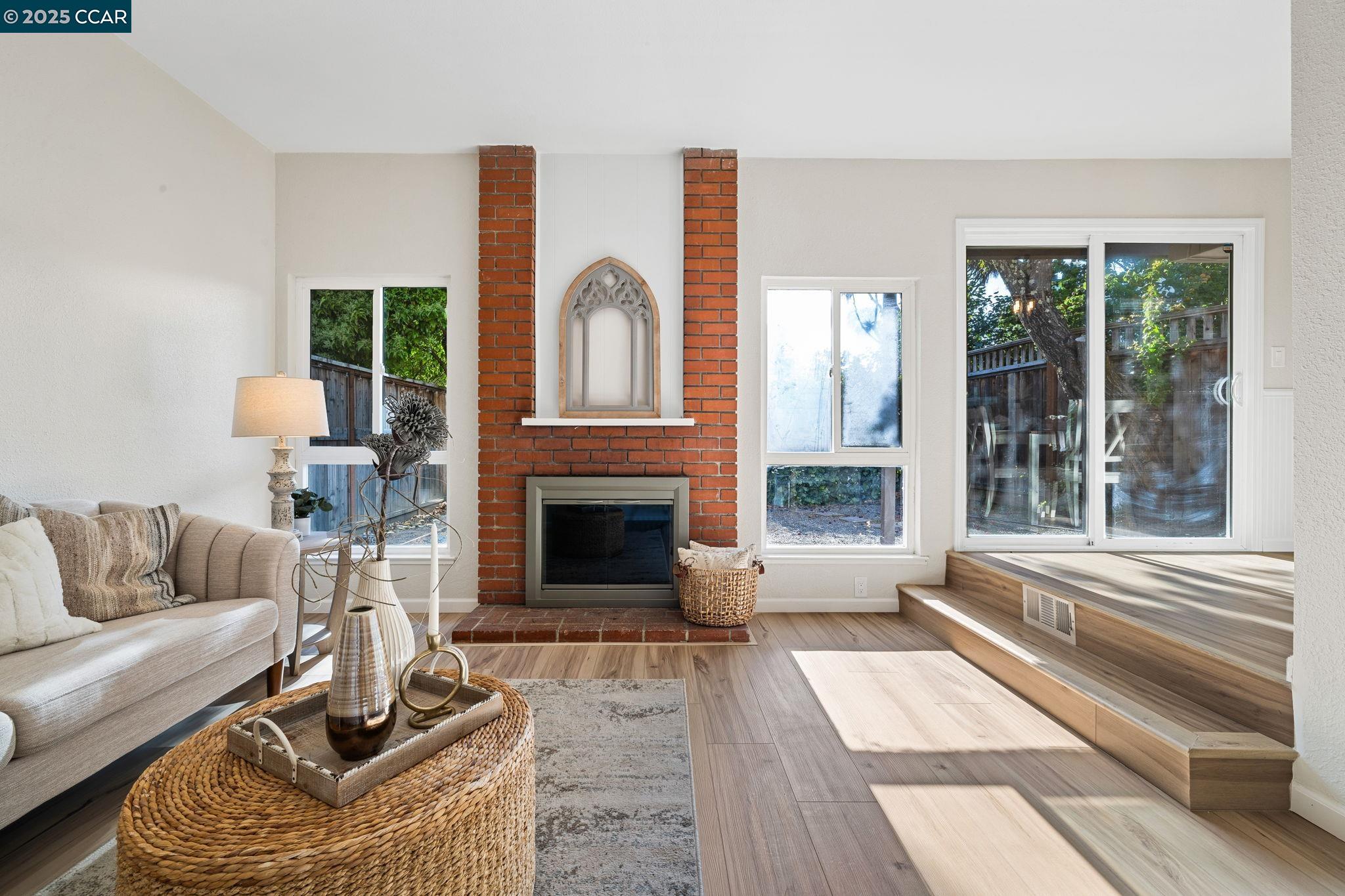 Detail Gallery Image 4 of 37 For 9 Glen Dr, Fairfax,  CA 94930 - 4 Beds | 2/1 Baths