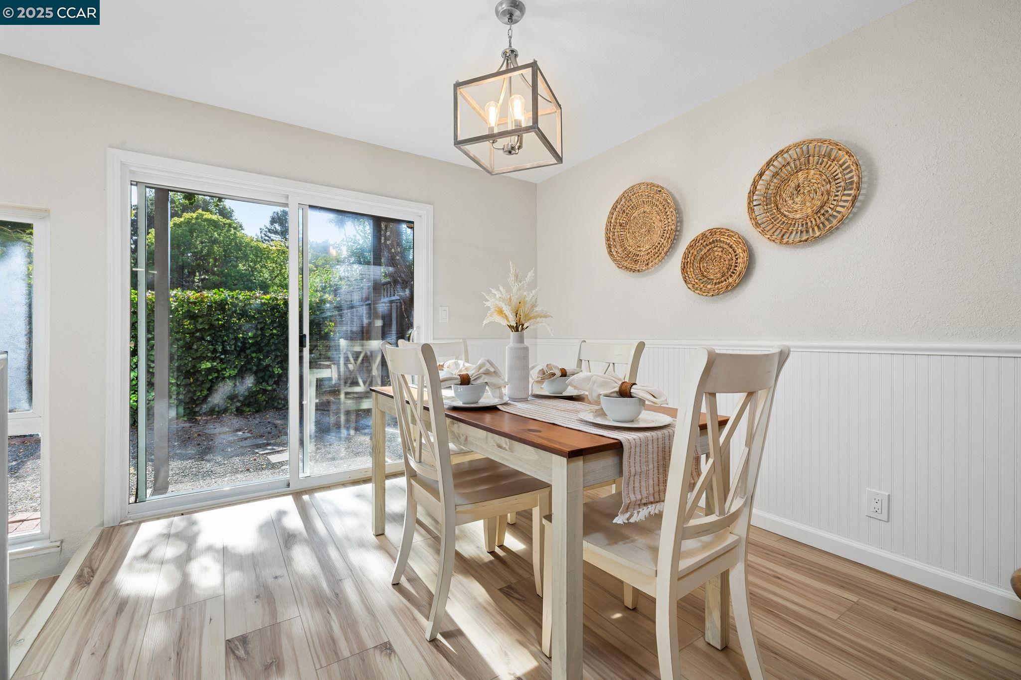 Detail Gallery Image 8 of 37 For 9 Glen Dr, Fairfax,  CA 94930 - 4 Beds | 2/1 Baths
