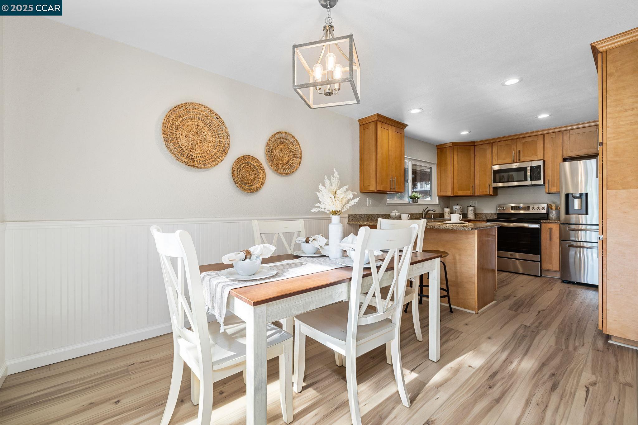 Detail Gallery Image 9 of 37 For 9 Glen Dr, Fairfax,  CA 94930 - 4 Beds | 2/1 Baths