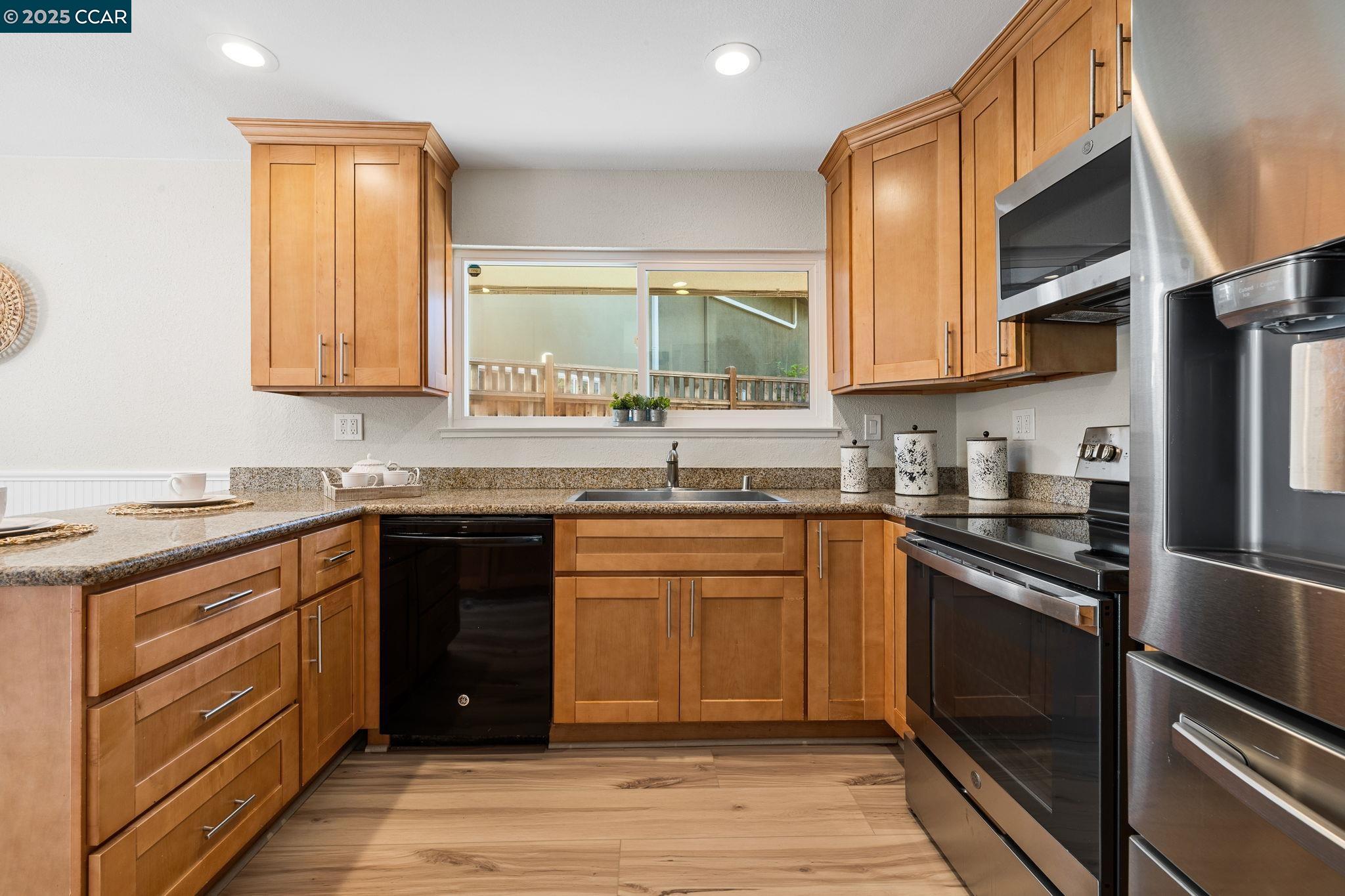 Detail Gallery Image 10 of 37 For 9 Glen Dr, Fairfax,  CA 94930 - 4 Beds | 2/1 Baths